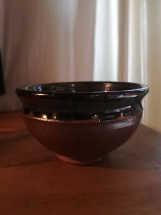 Enamelled ceramic cup