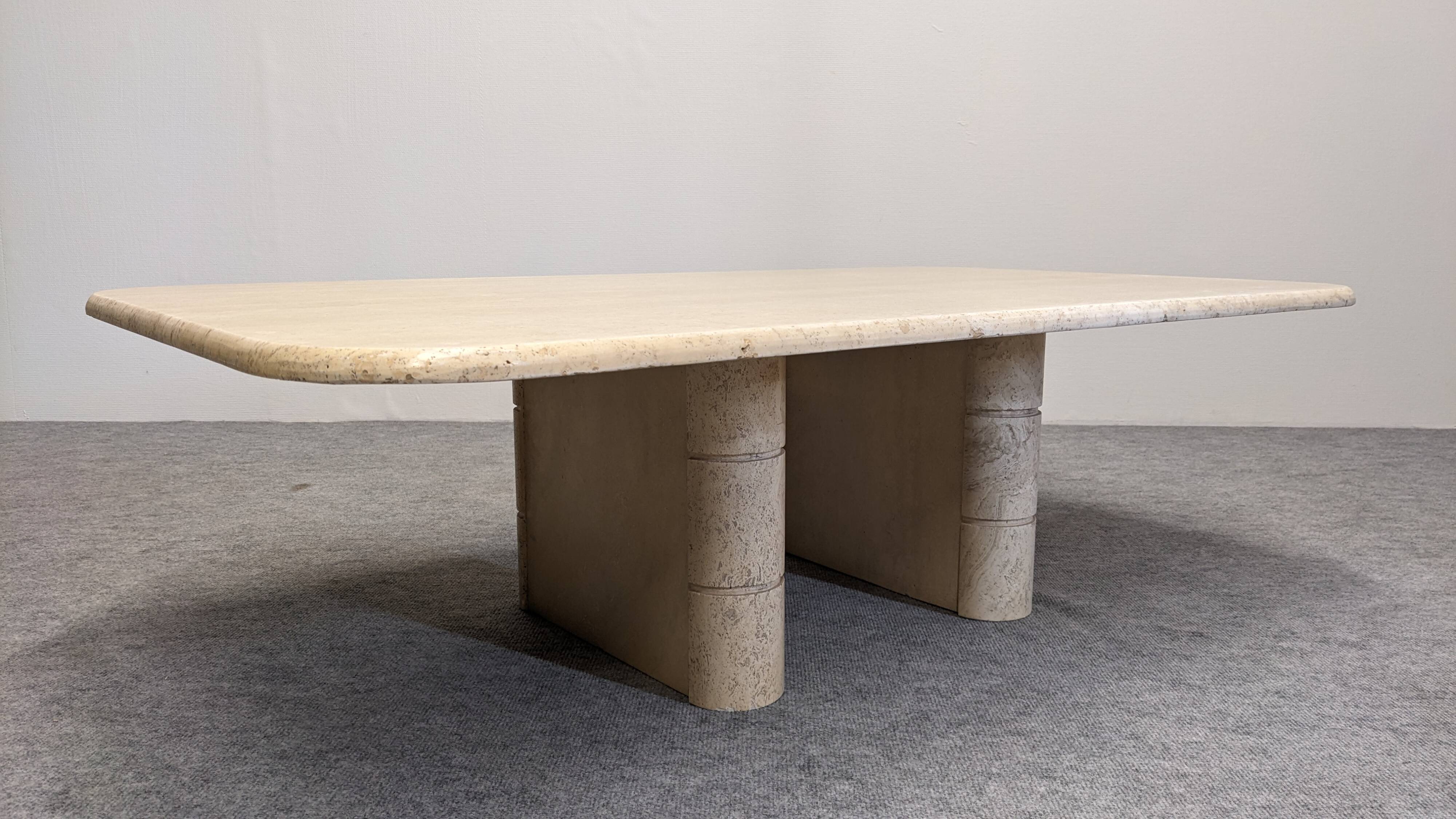 Table basse minimaliste en travertin, Italie vers 1970