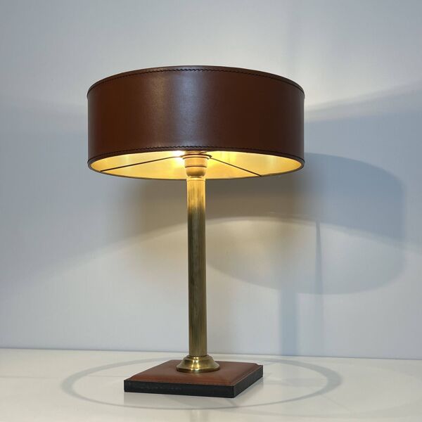 Lampe de Bureau en Cuir Marron Camel et Laiton Cannelé, dans le Goût de Jac