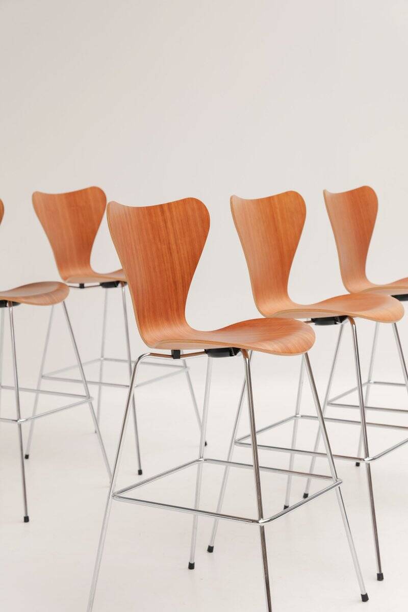 Bar stool Series 7 3187 in wood by Arne Jacobsen for Fritz Hansen