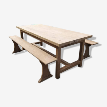 Table avec une paire de bancs