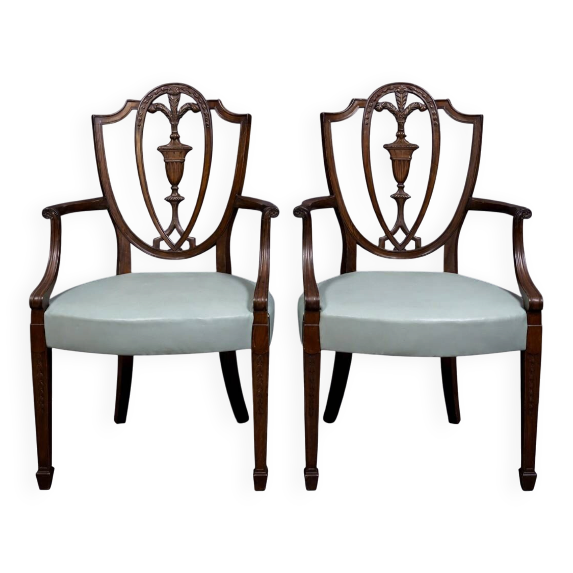 Paire de fauteuils en bois sculpté de style néoclassique, début XIXe