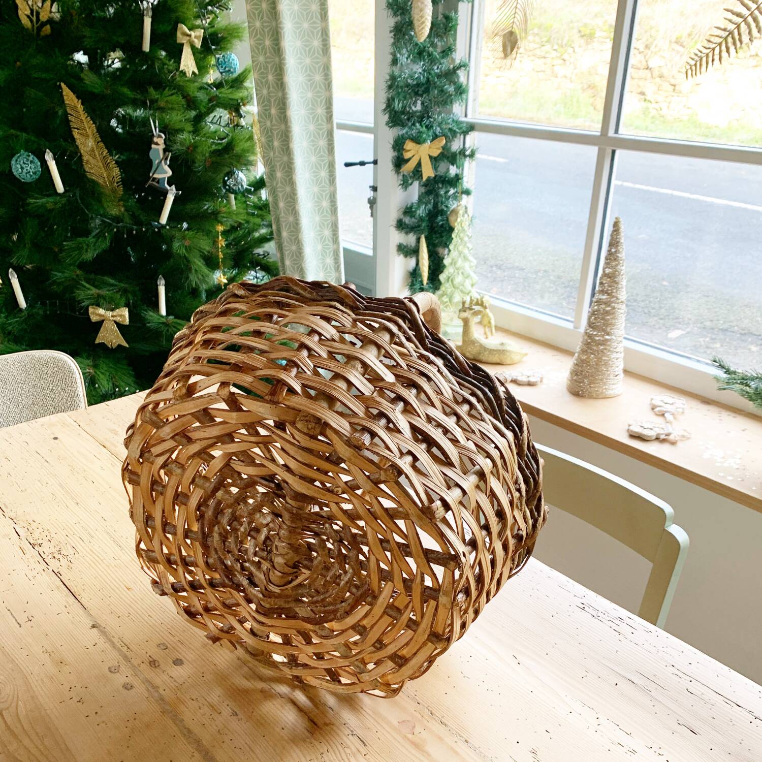 Two-tone vintage basket