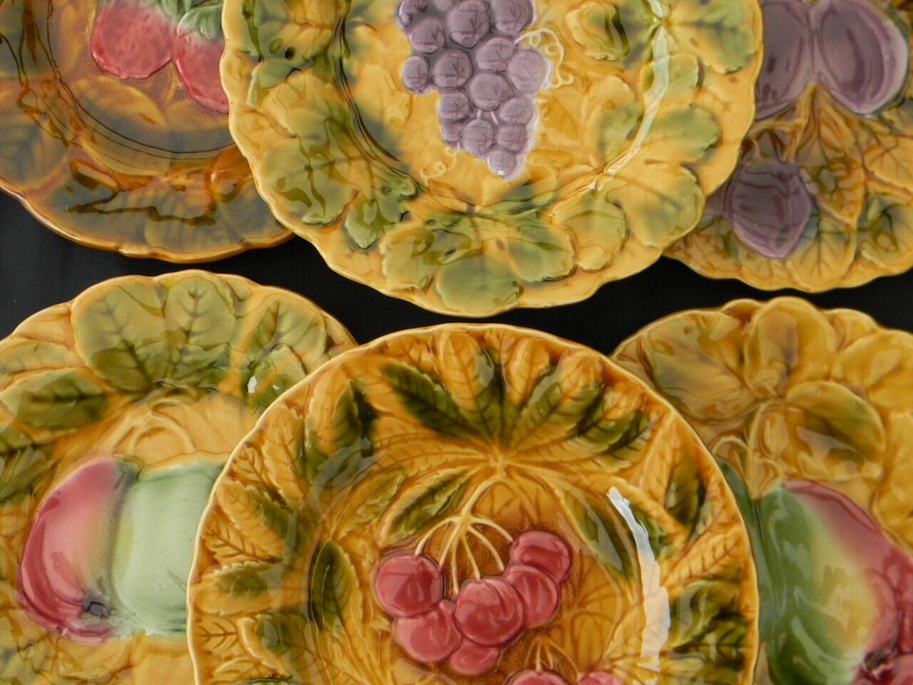 6 dessert plates in Sarreguemines barbotine. Fruit decoration.