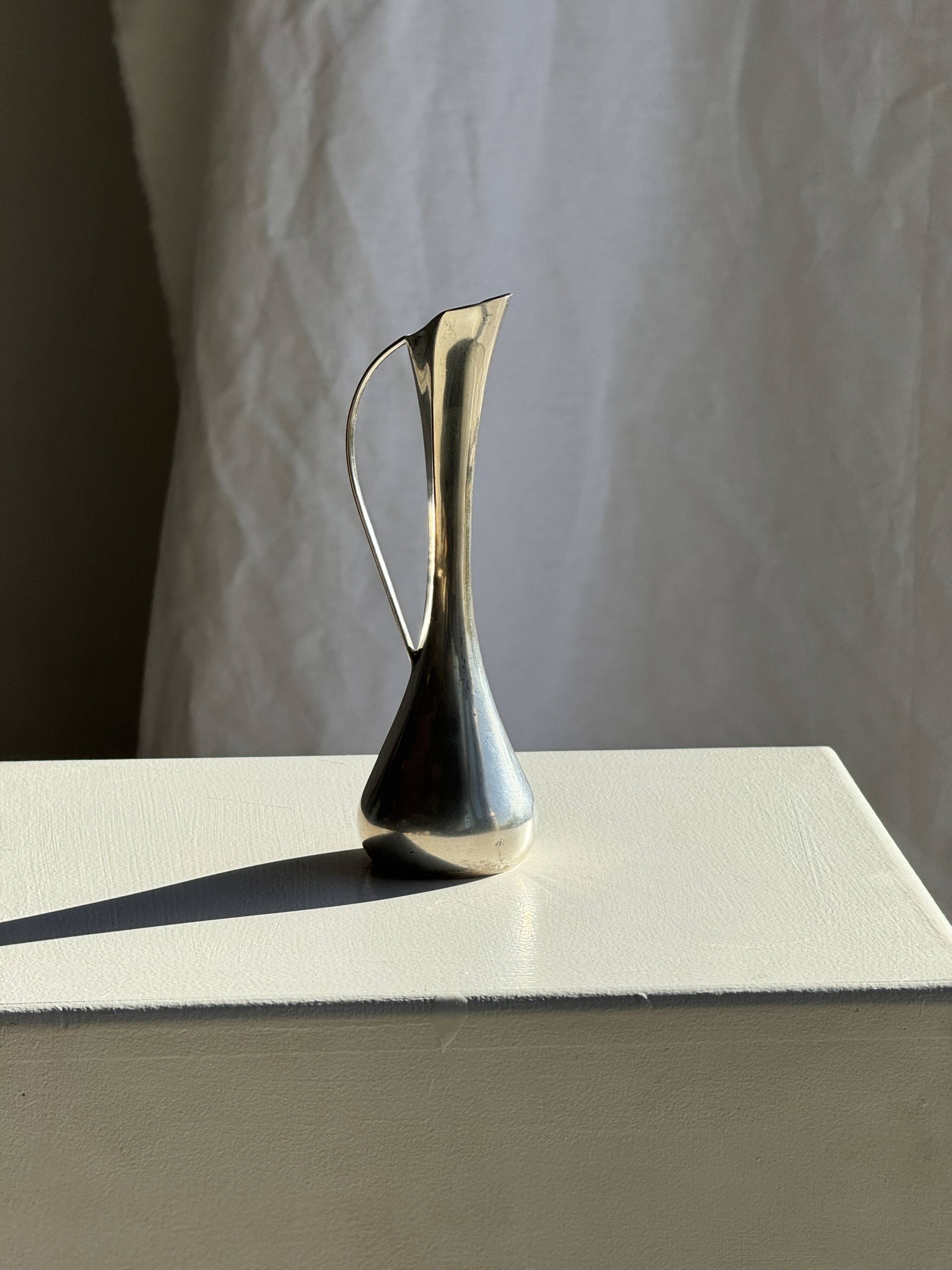 Vintage silver-plated soliflore vase in the shape of a ewer with a slender handle.