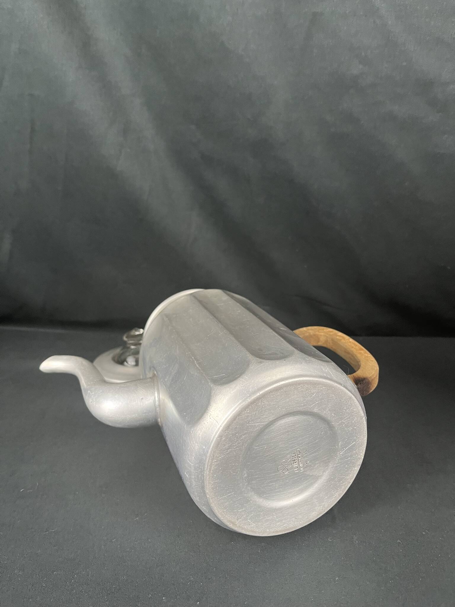 Art déco, verseuse en aluminium poignée bois vers 1930