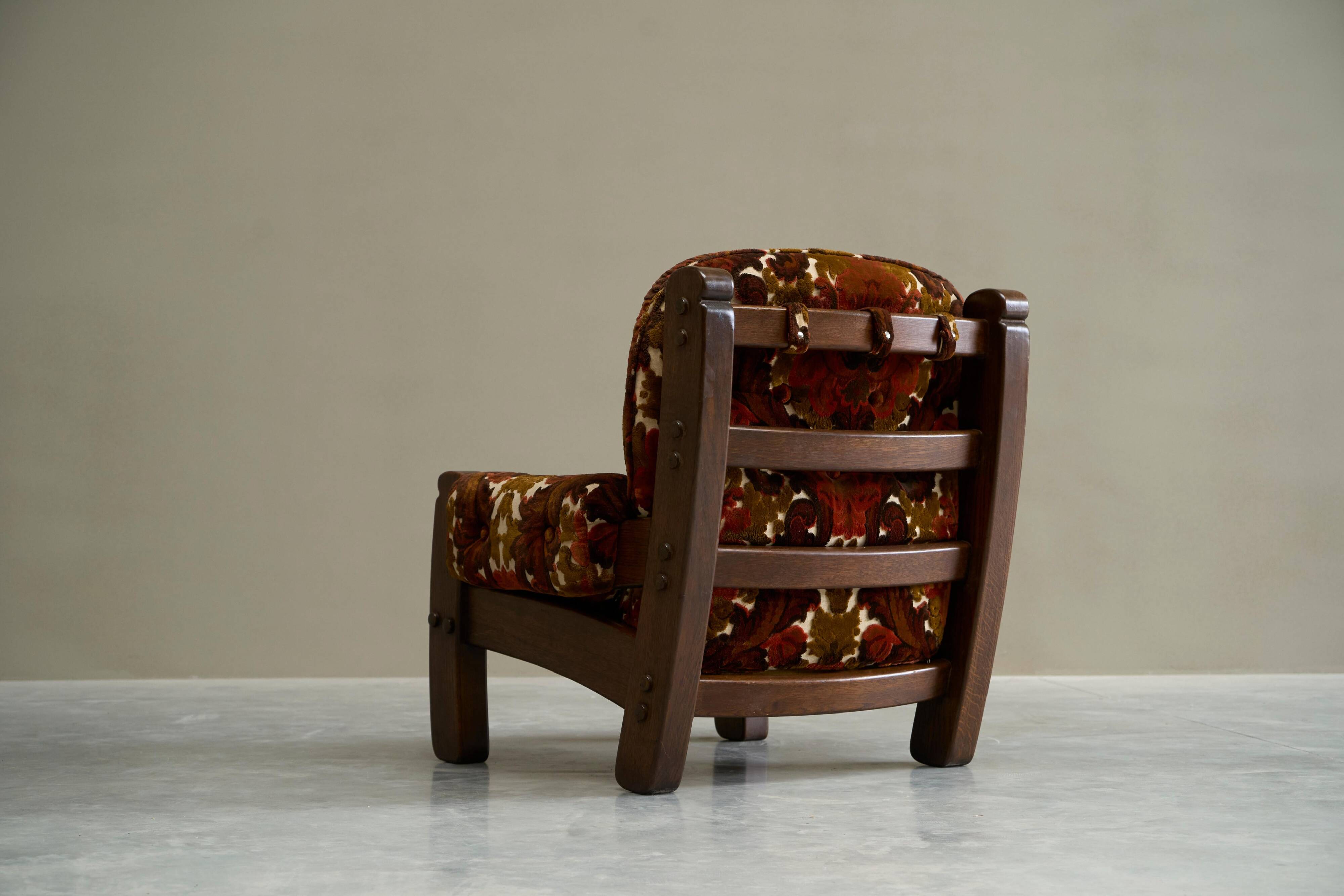 Brutalist lounge chair in solid oak and velvet from the 1960s.