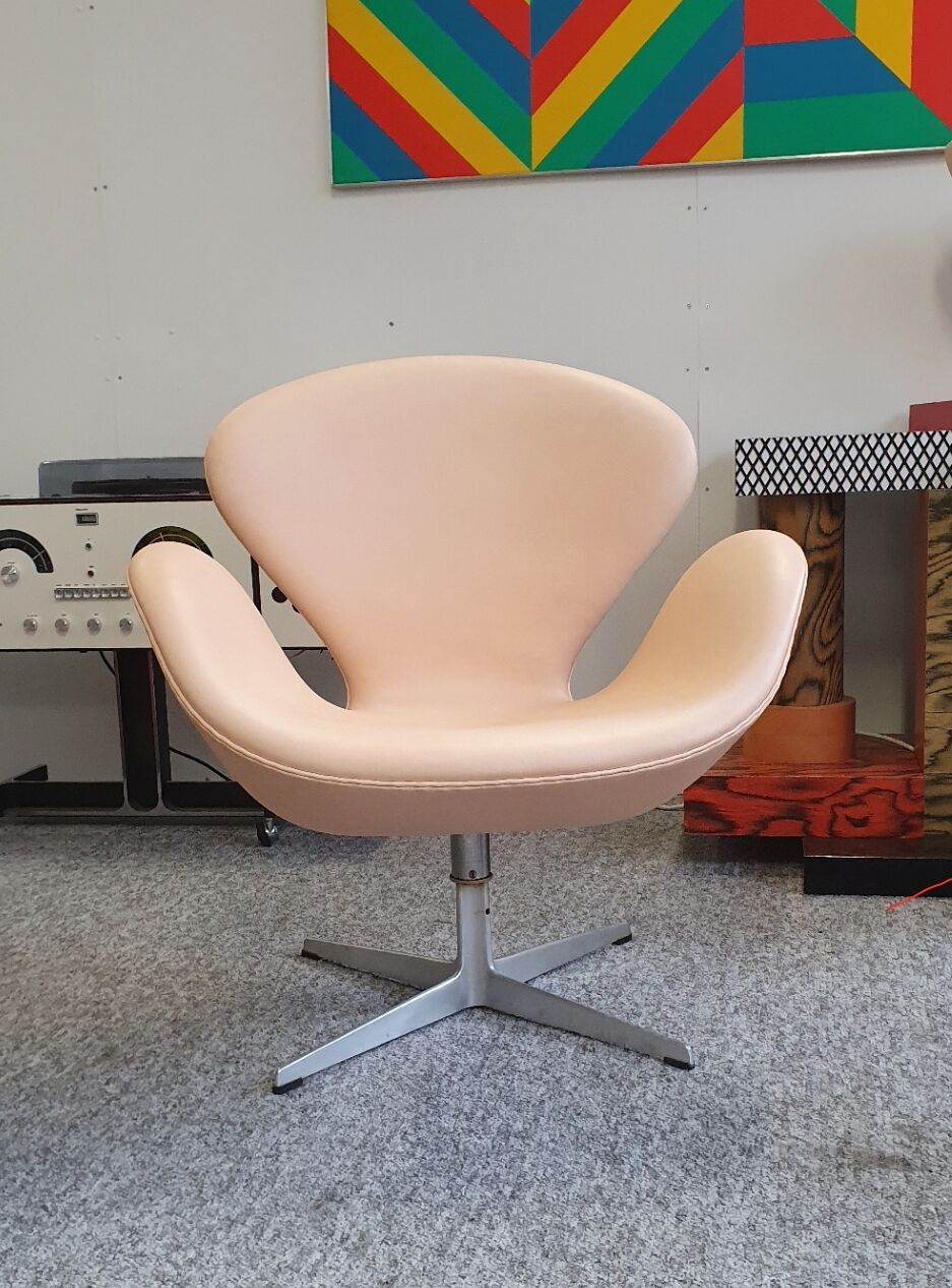 Arne Jacobsen natural leather swan chair by Fritz Hansen