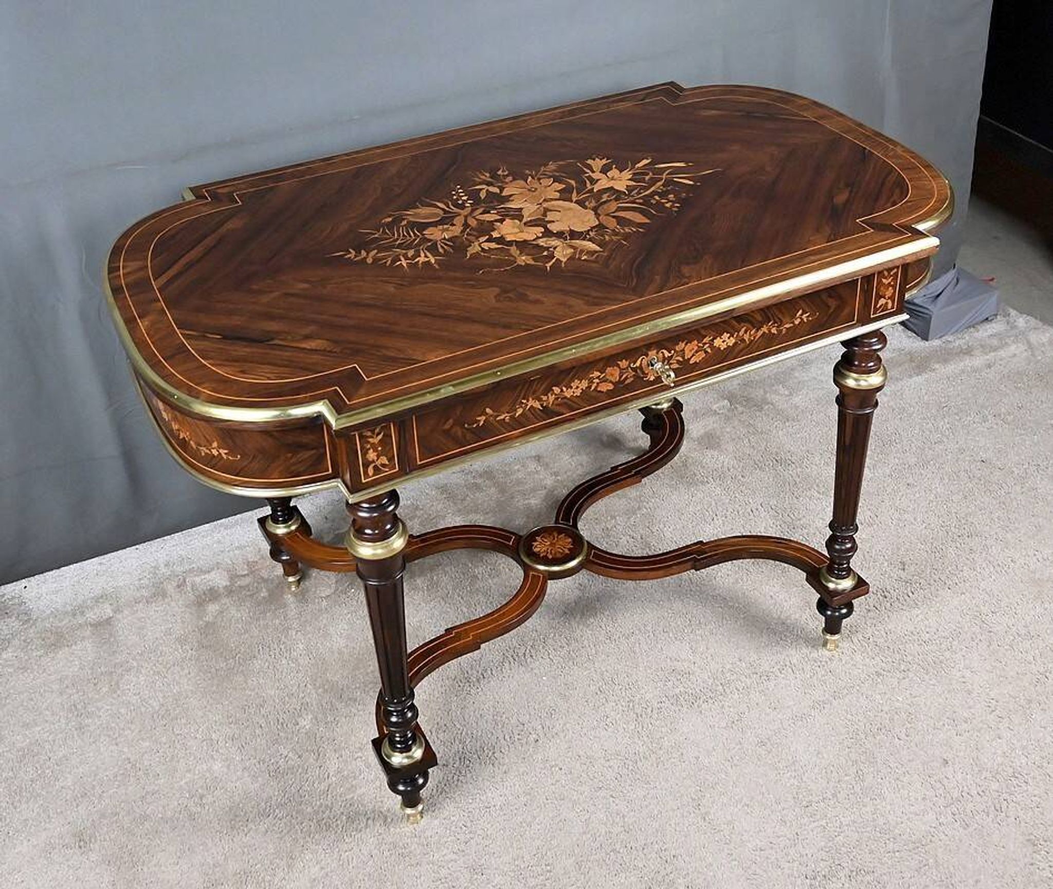 Middle table in rosewood veneer, Napoléon III period – 2nd half of the 19th century.