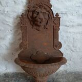 Ancienne fontaine murale en fonte à tête de lion