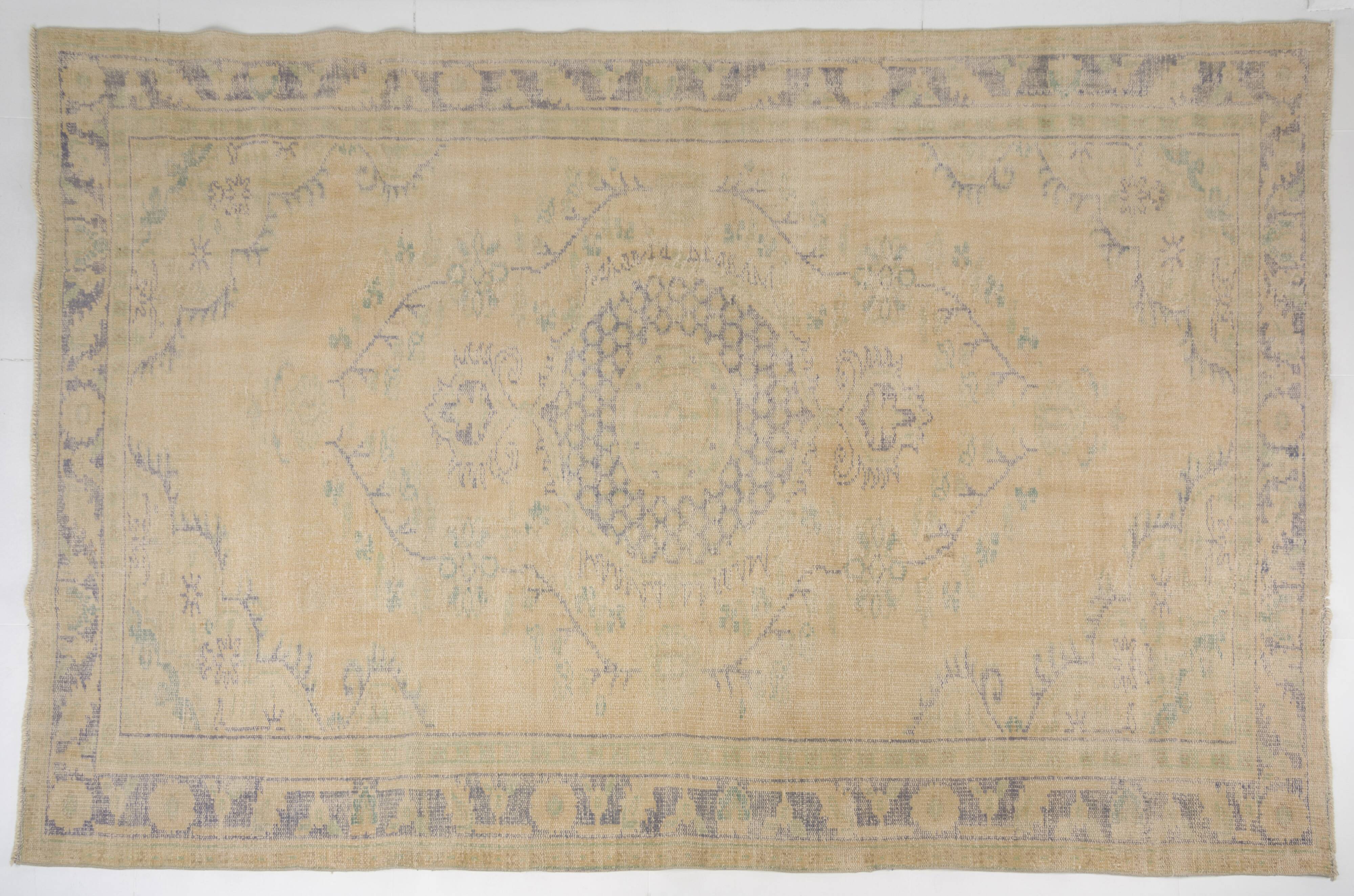 Tapis Oushak vintage beige