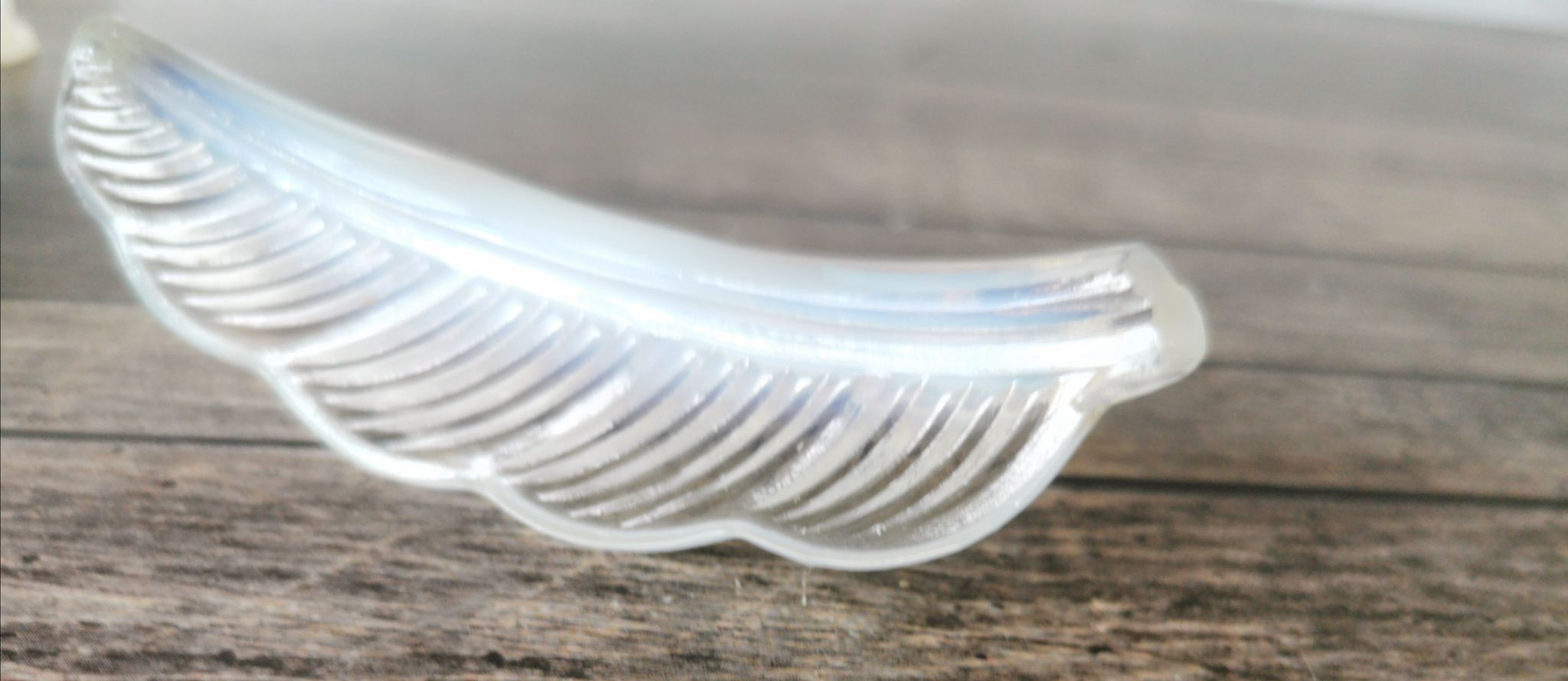 Opalescent glass leaf knife holder