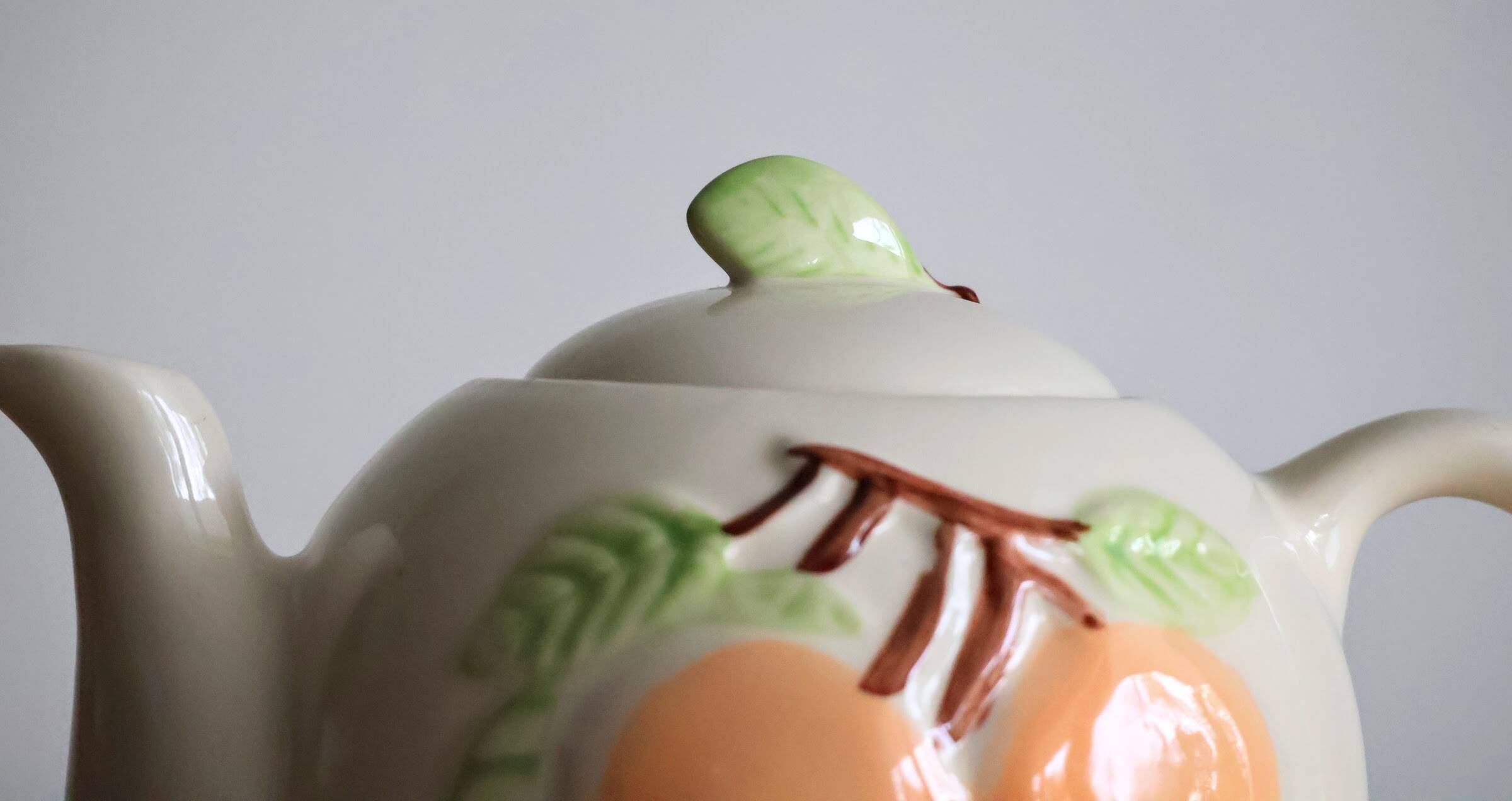 Slush teapot with embossed fruit decoration