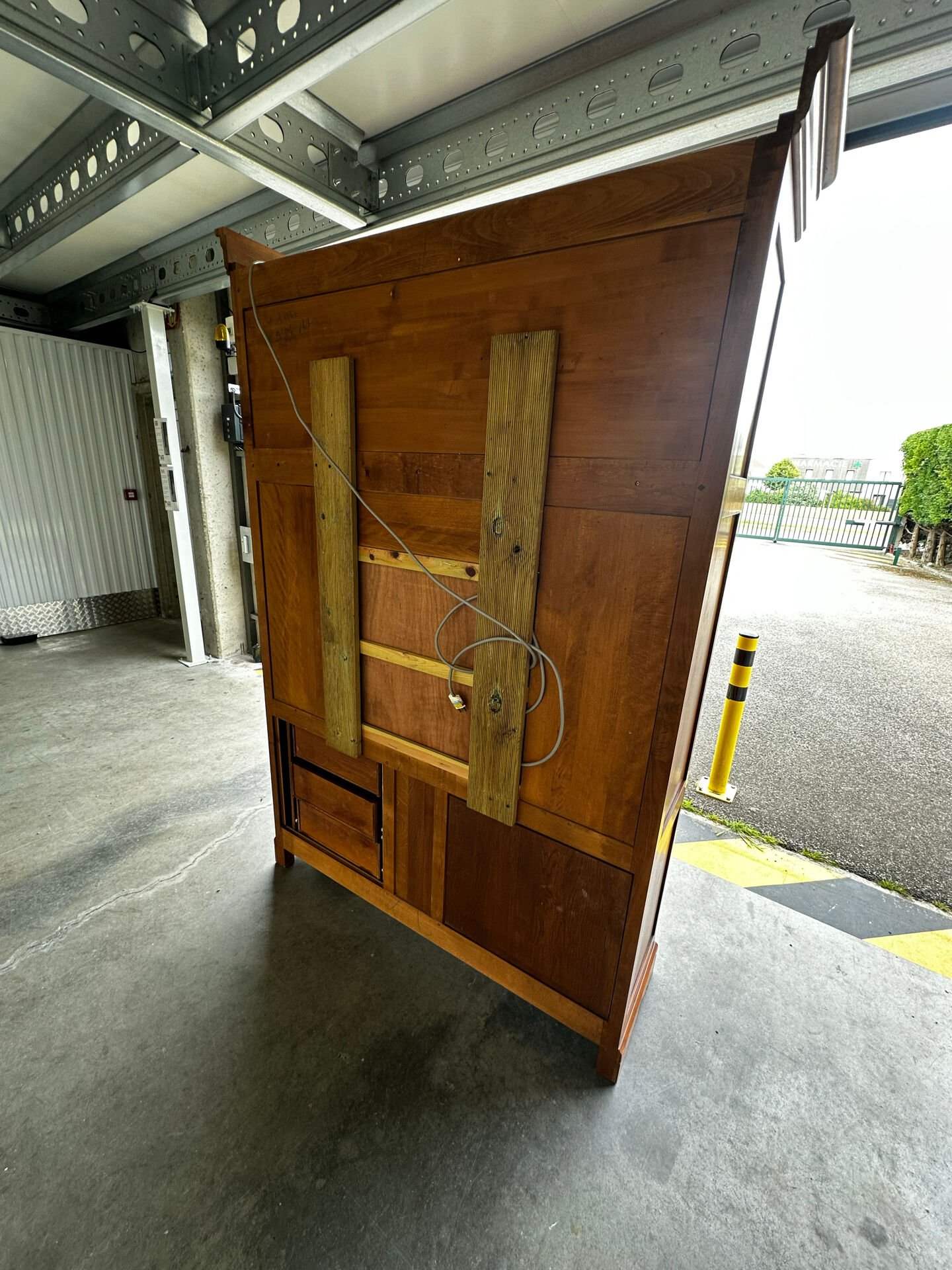 Library in solid cherry wood with integrated lighting - Made in the 20th century