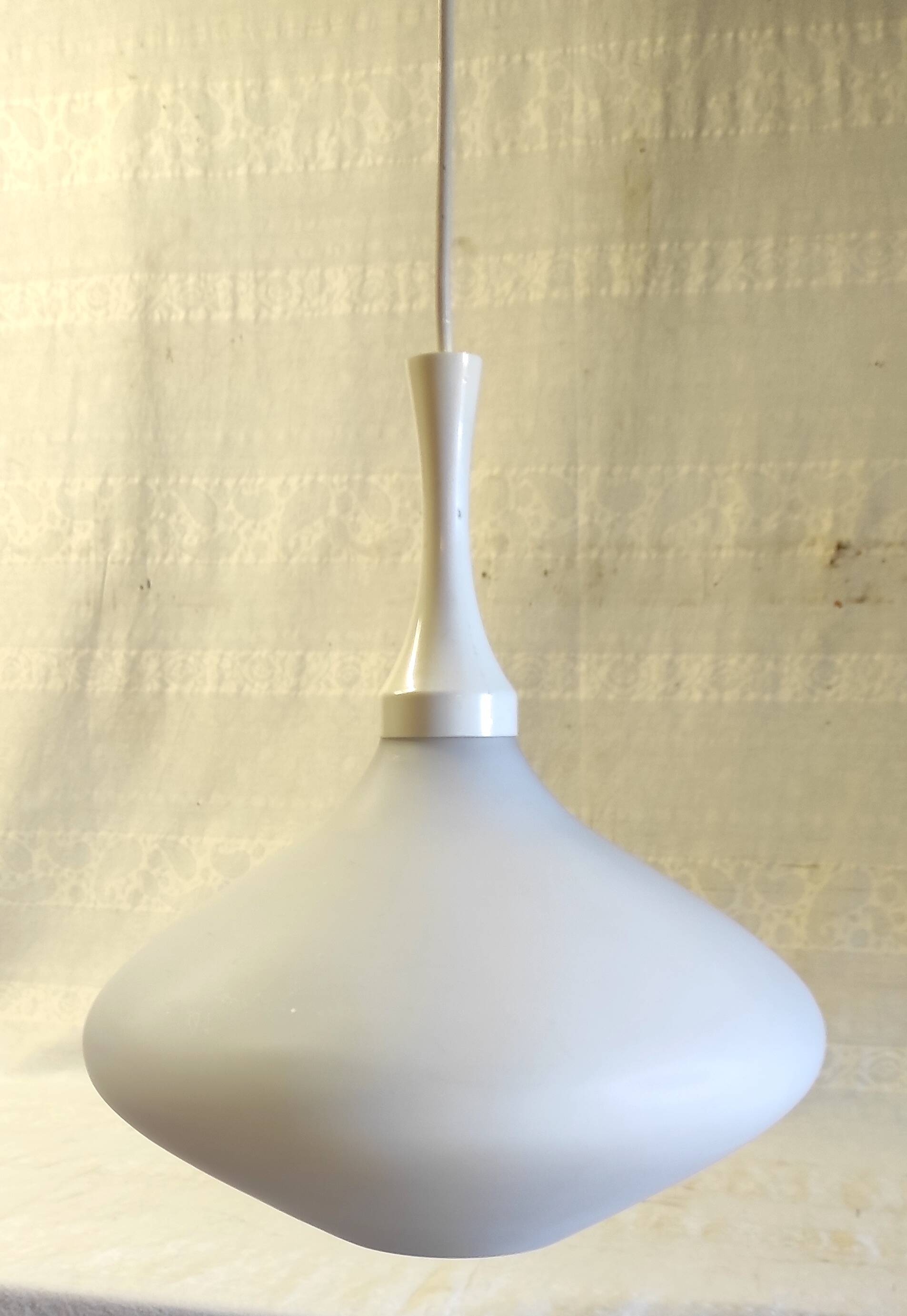 Suspension design en verre opalin - années 60/70