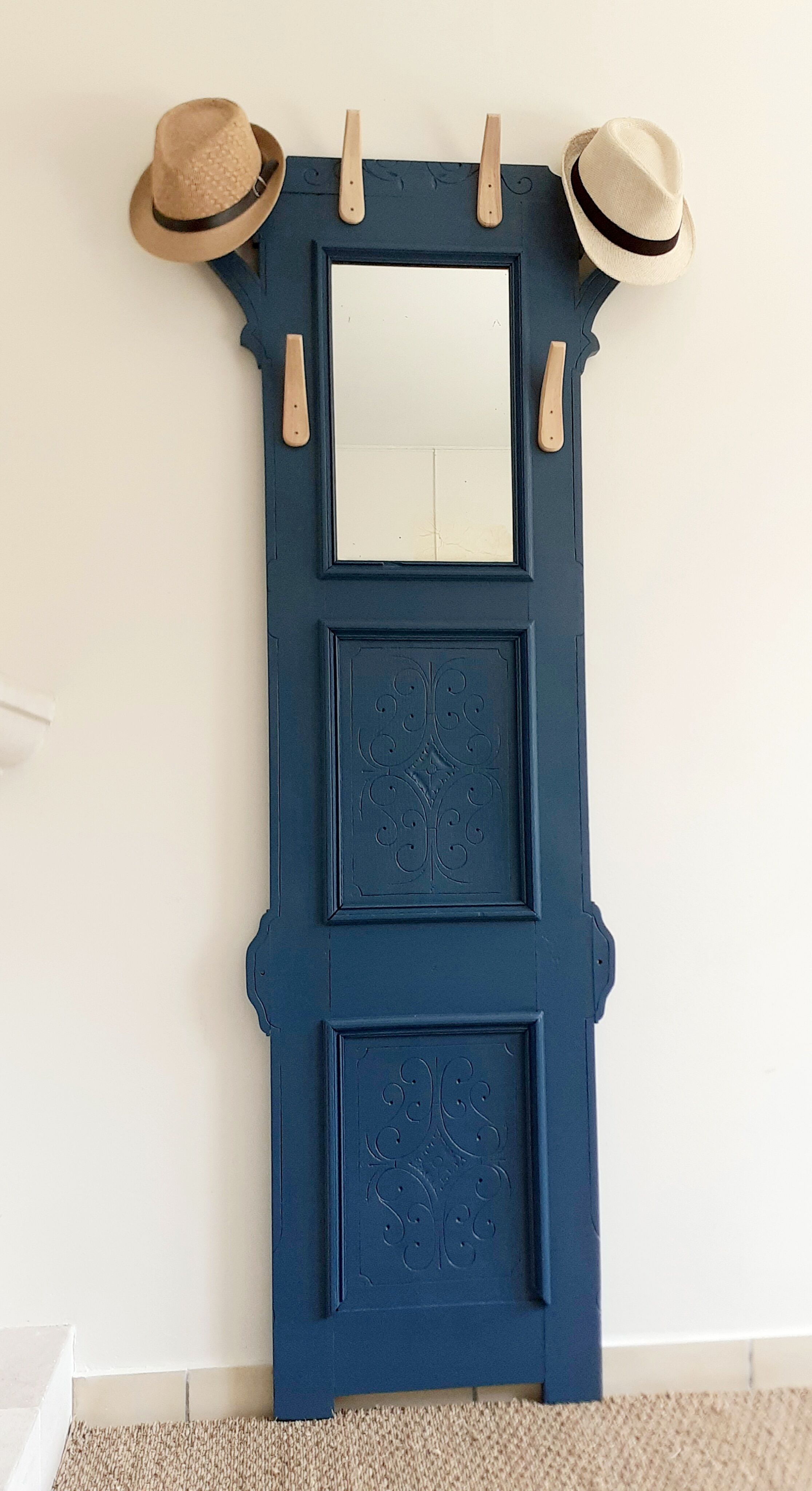 Retro cloakroom coat rack