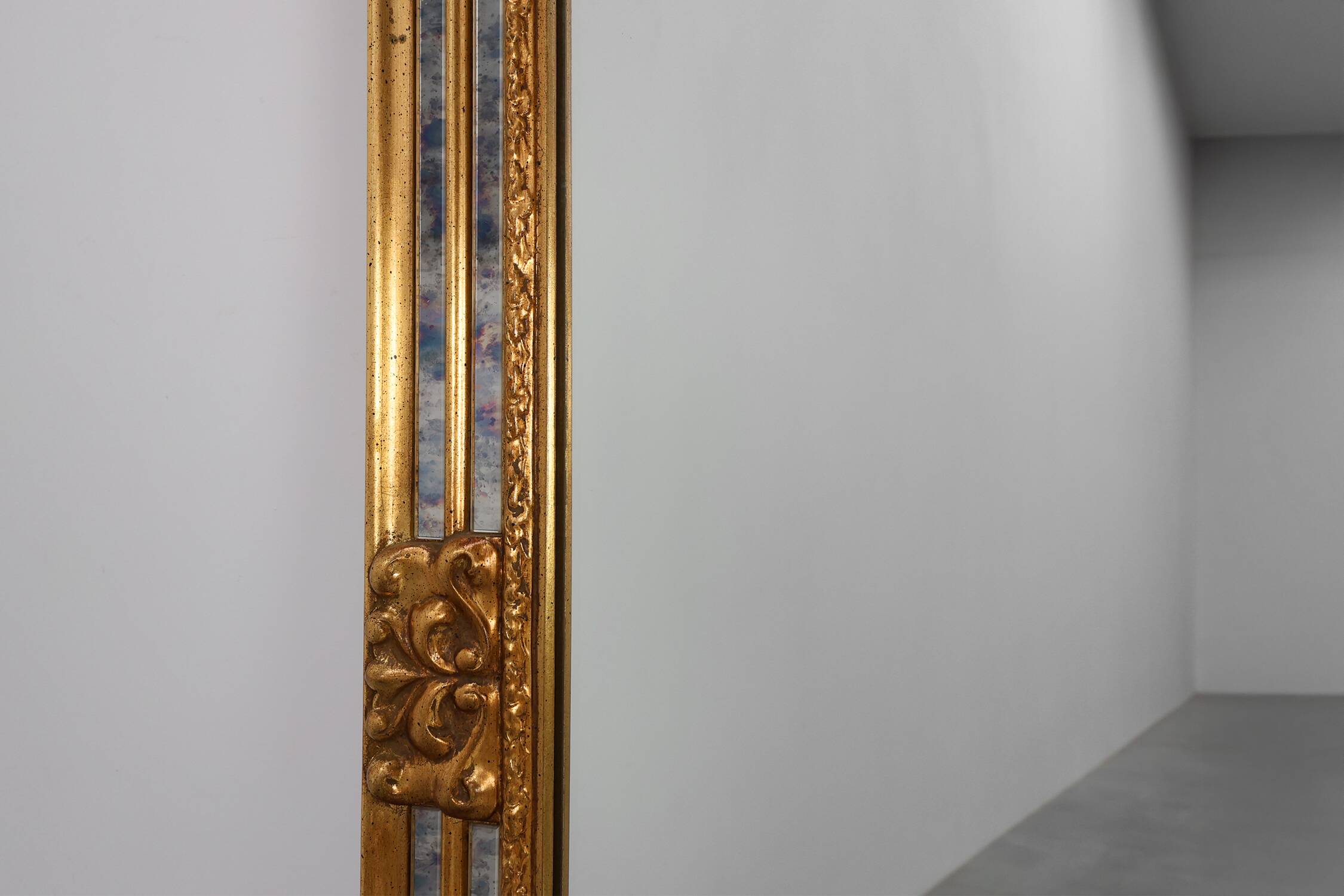 Miroir de style baroque du 20e siècle par Deknudt en résine dorée, Belgique