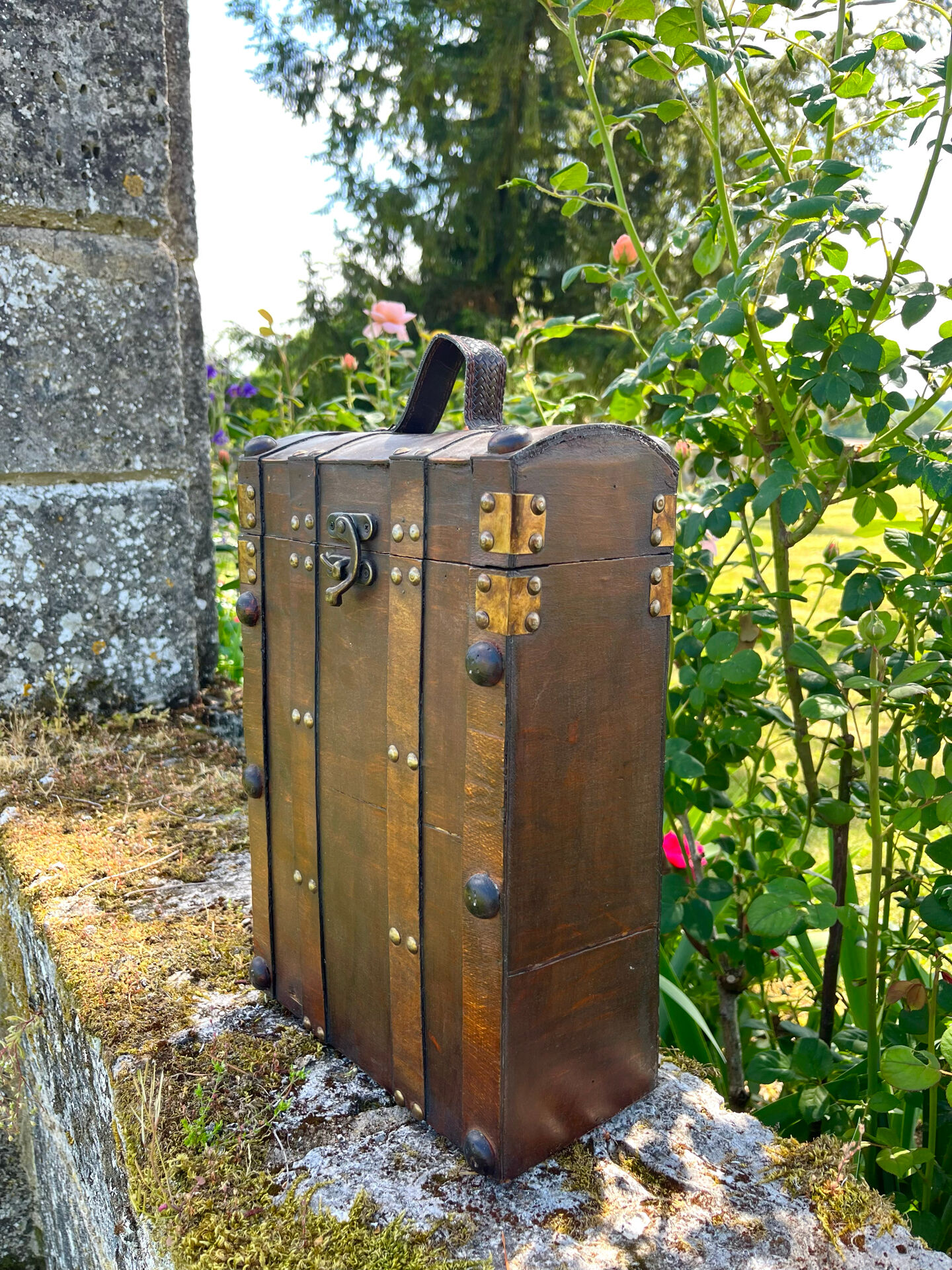 Coffre en bois pour deux bouteilles de vin avec compartiment secret