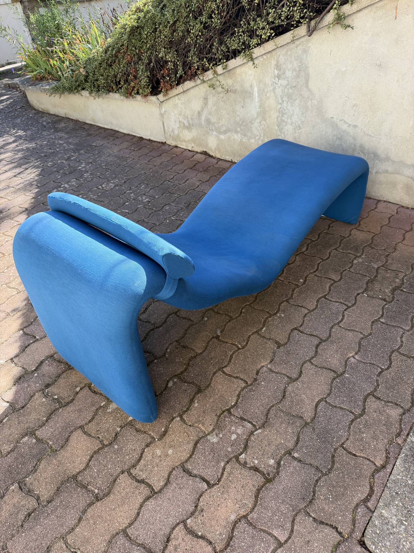 1 Djinn chaise longue by Olivier Mourgue