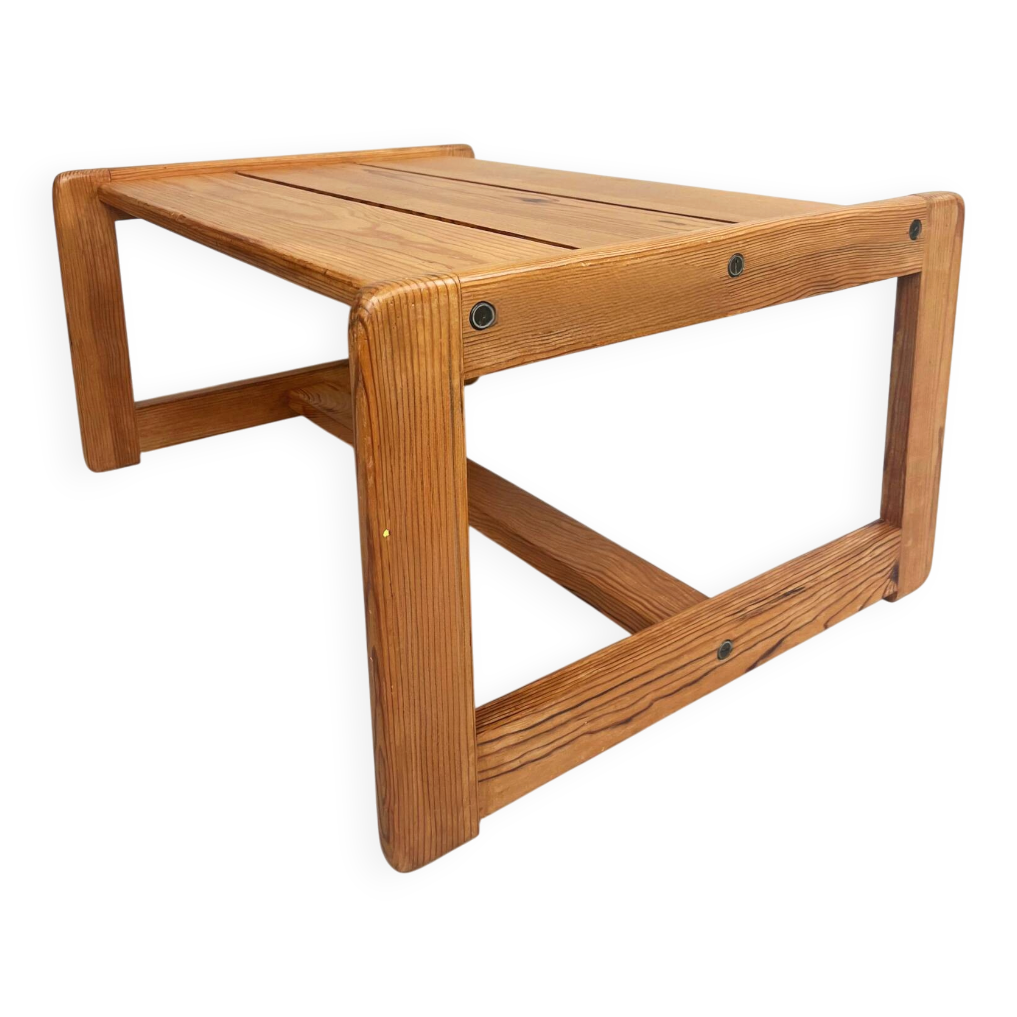 table basse en pin brutaliste