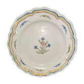 Assiette ancienne en faïence de Nevers XVIIIème siècle à bords chantournés