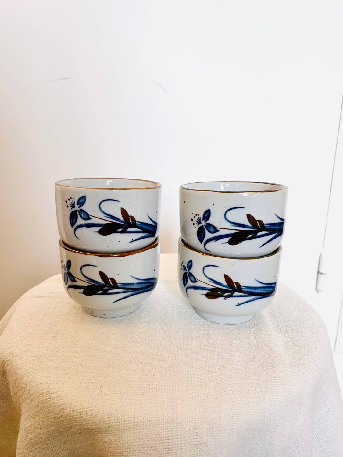 Lot de 4 tasses grès vintage fleuries