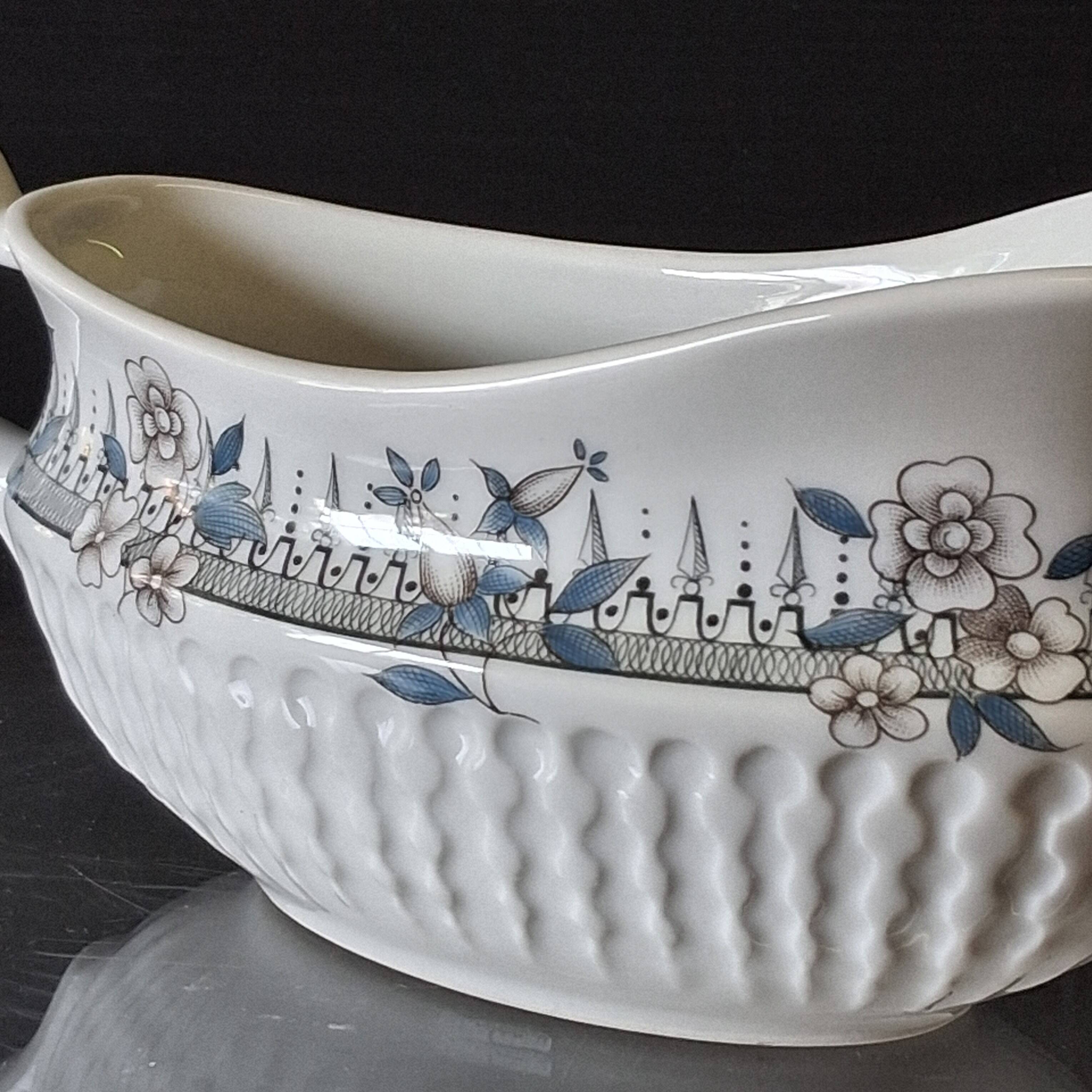 Very pretty porcelain sauceboat with a spout from Chauvigny, France, in very good condition.