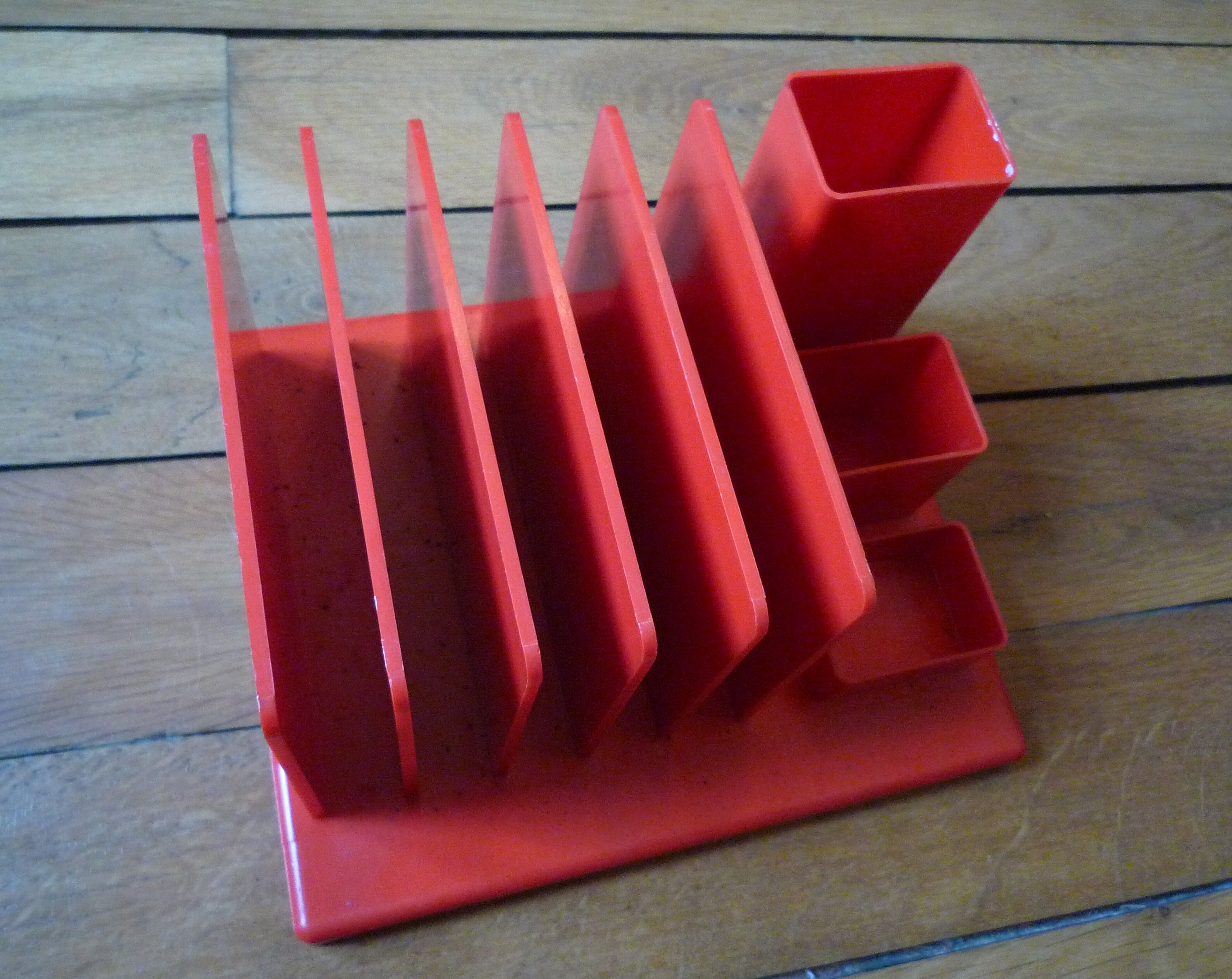 Pencil jar / letter range, vintage 80s, red plastic