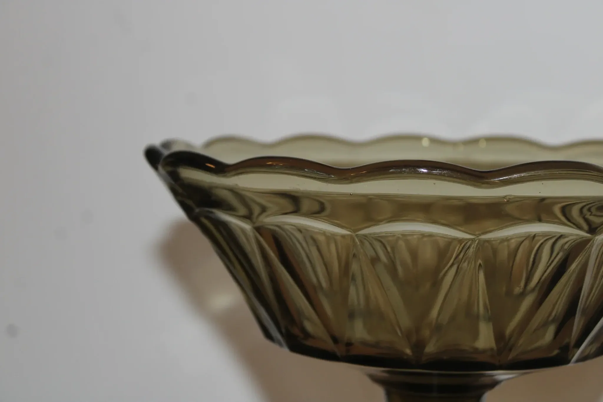 Coupe sur pied vintage en verre fumé – Compotier à bord festonné – Ø 23 cm