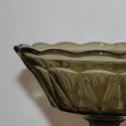 Coupe sur pied vintage en verre fumé – Compotier à bord festonné – Ø 23 cm