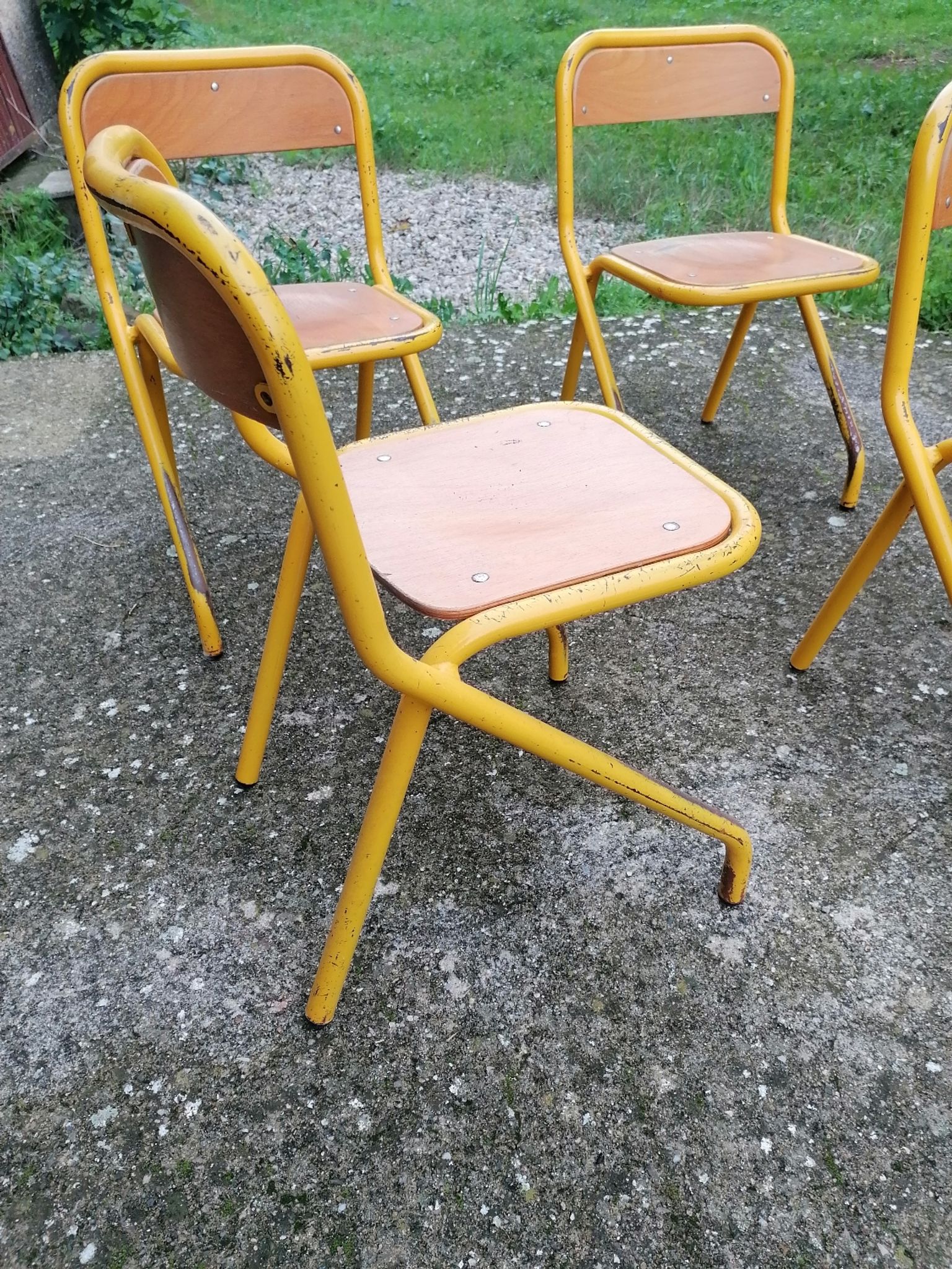 Lot de 4 chaises d'écolier vintage