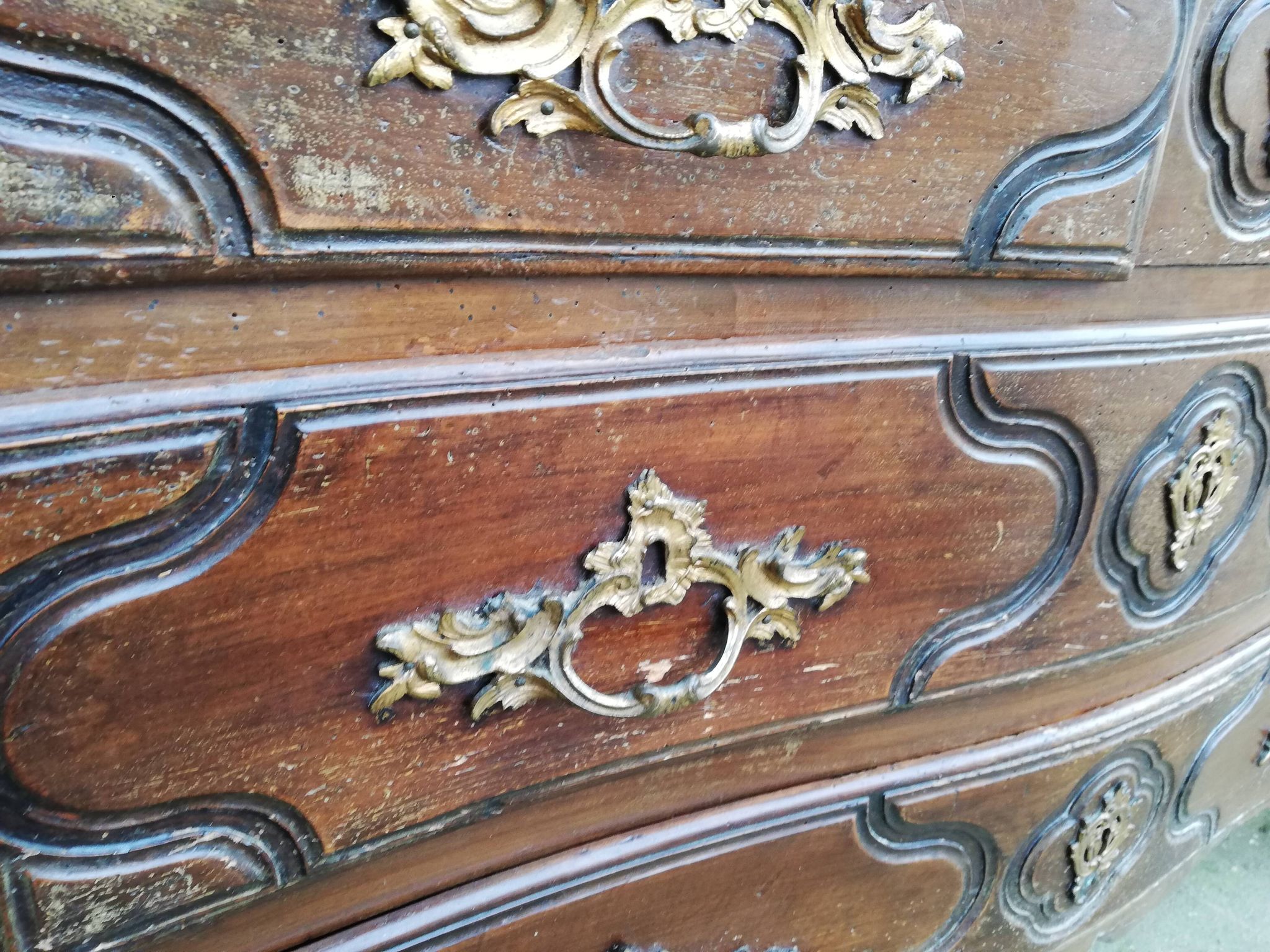 Commode galbée style Louis XVI