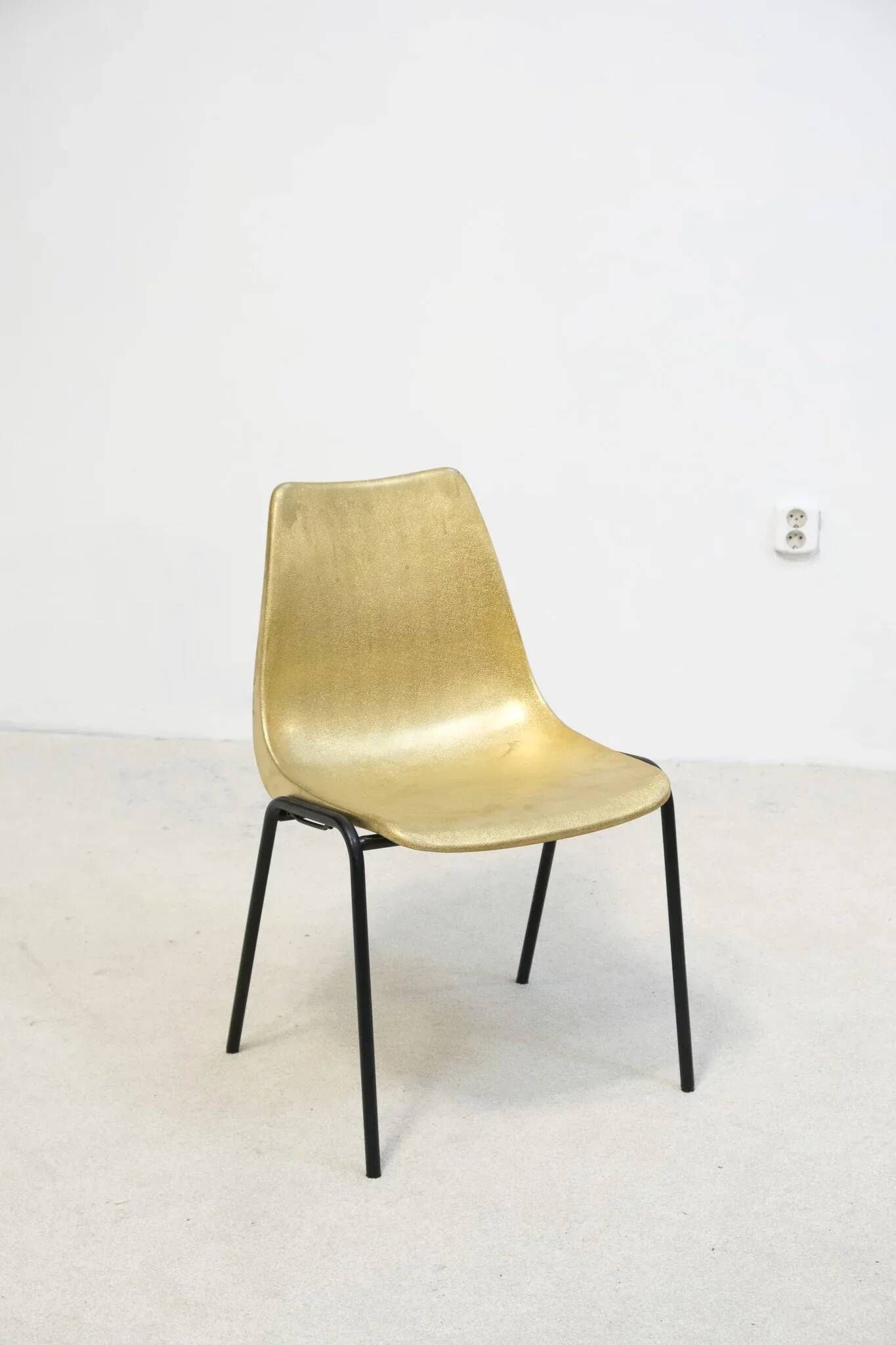 Chaise vintage empilable moulée de Hiller Allemagne