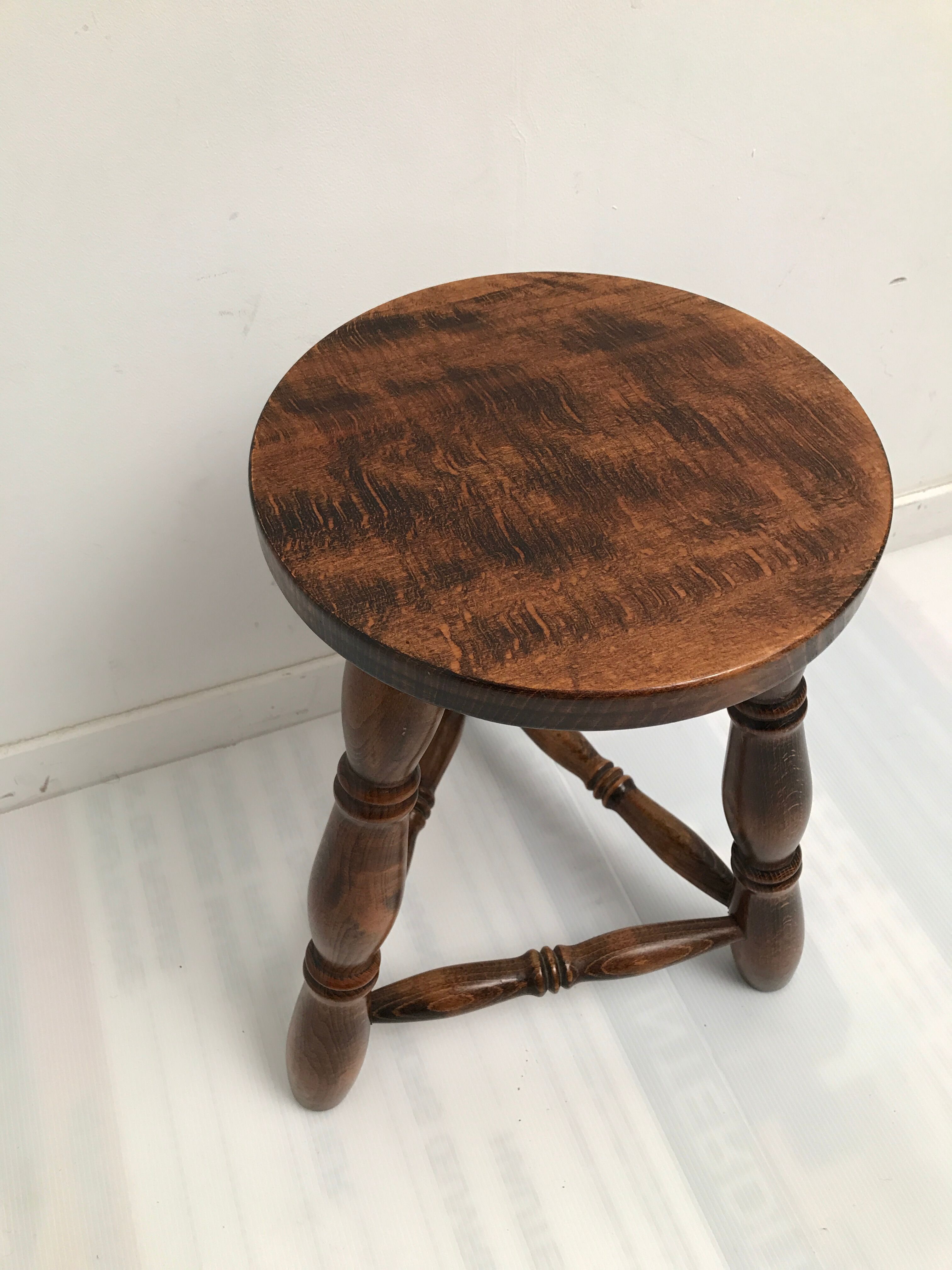 Tabouret en boispied tripode