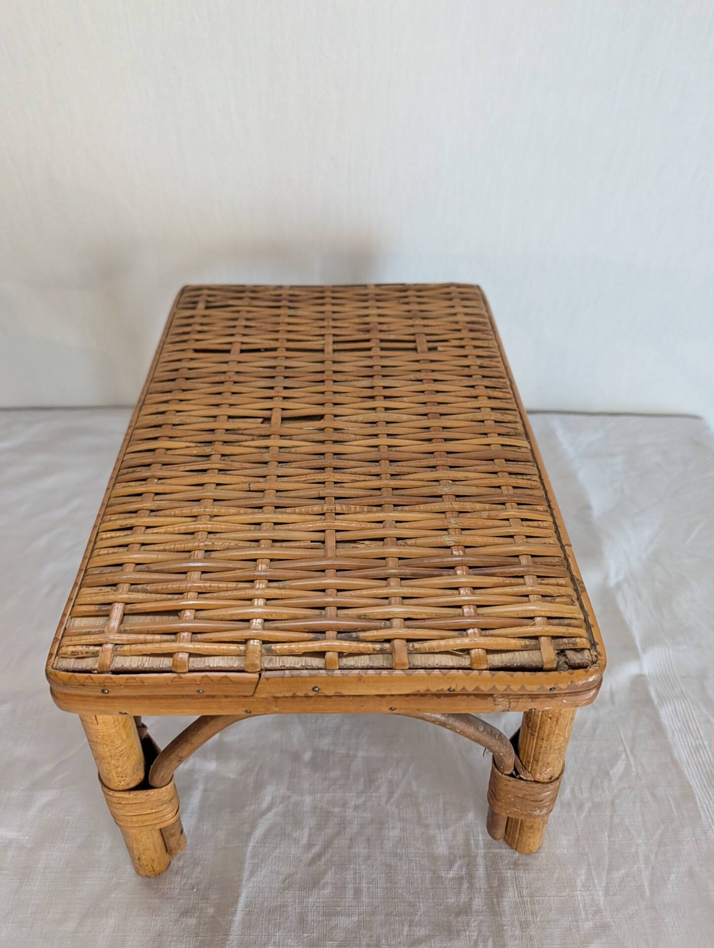 Petit banc en rotin et osier – années 1960