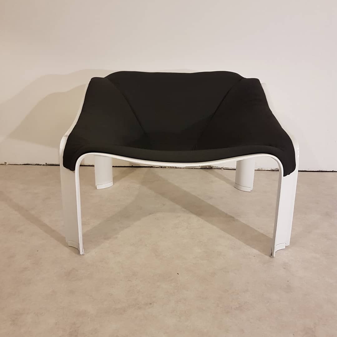 F300 designer Pierre Paulin chair