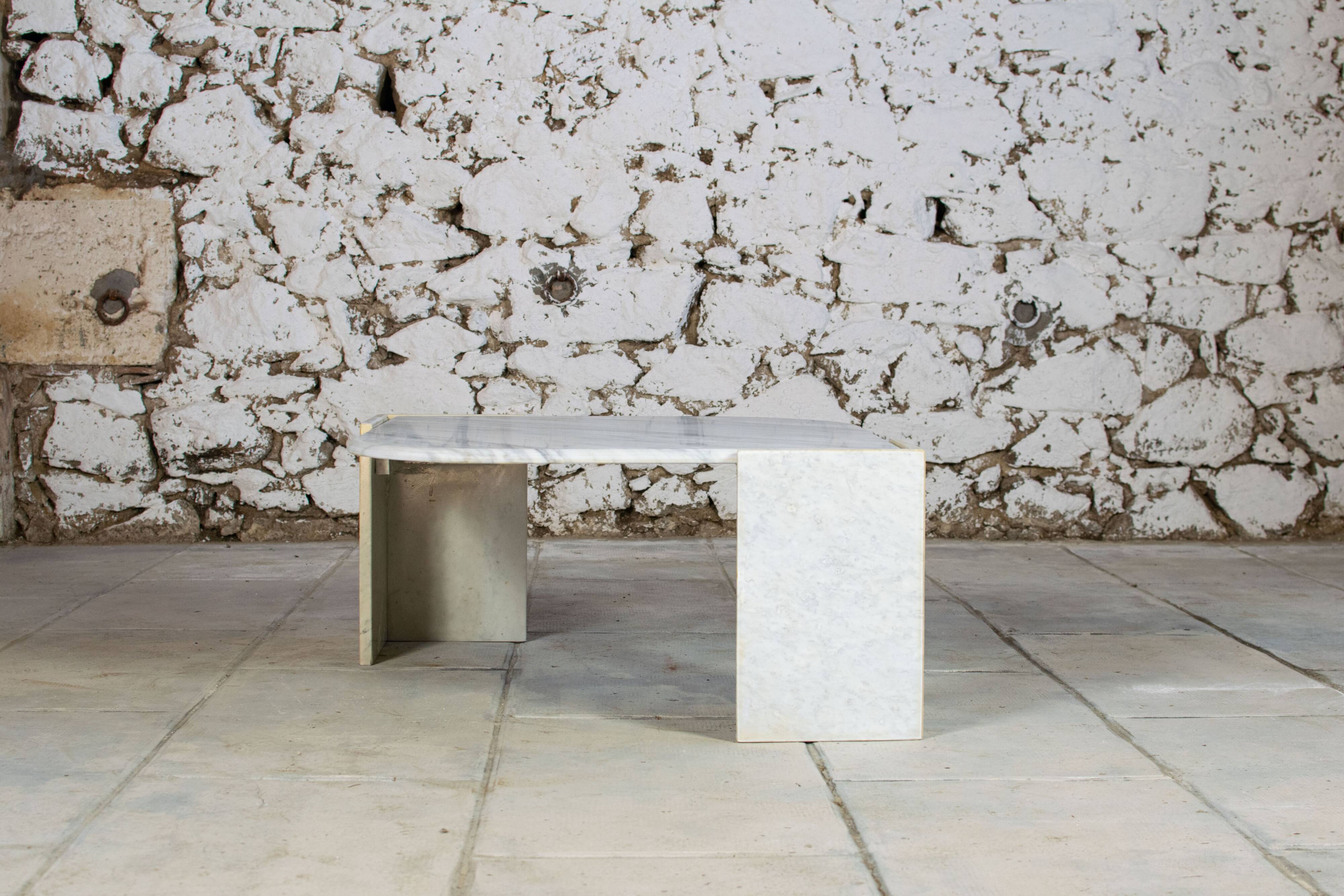Table basse en marbre forme oeil 1970
