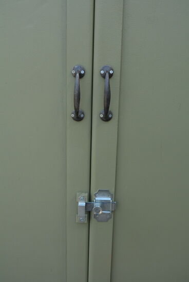 Armoire parisienne vert olive