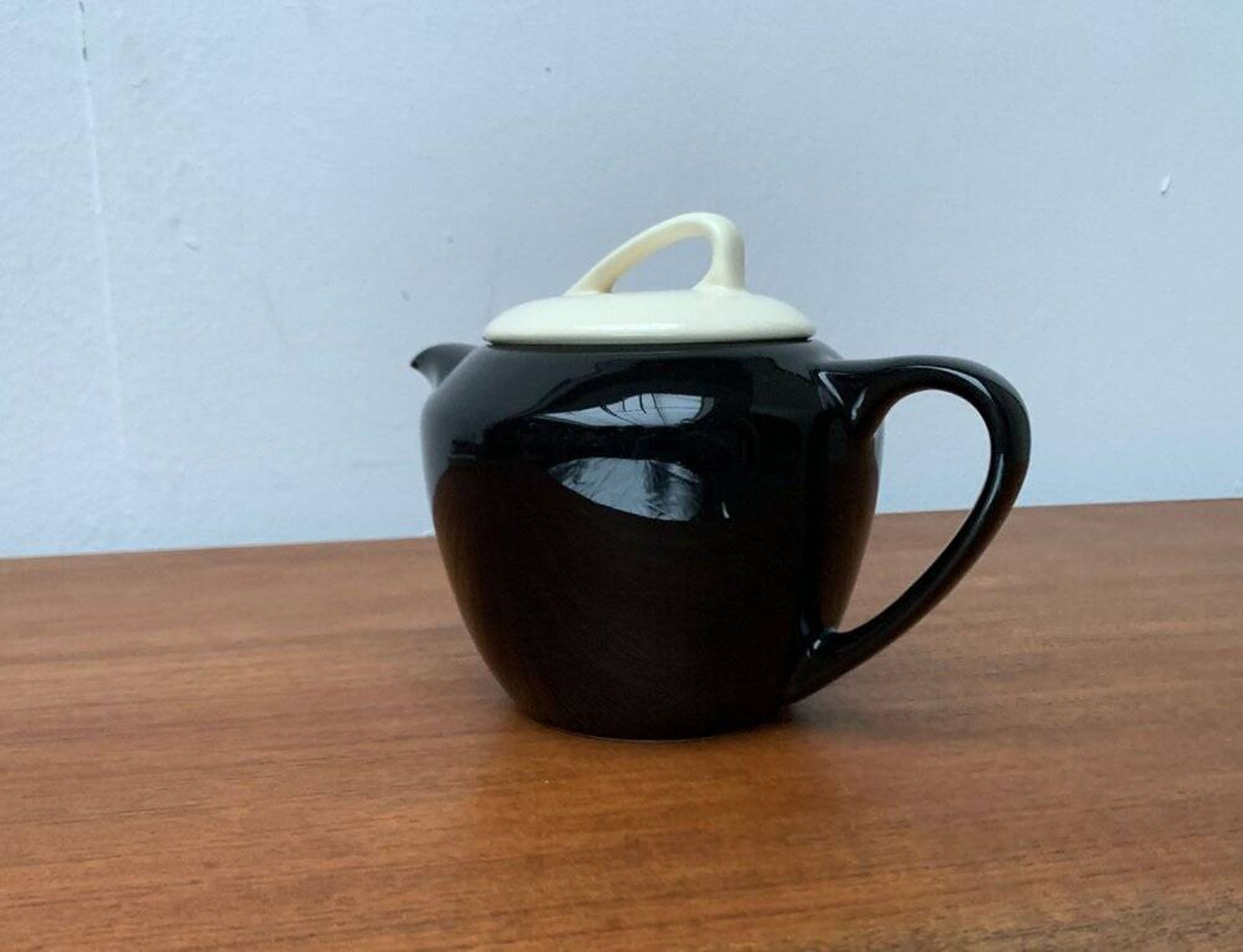 Postmodern ceramic teapot or coffee pot by Pagnossin, Italy, 1980s.