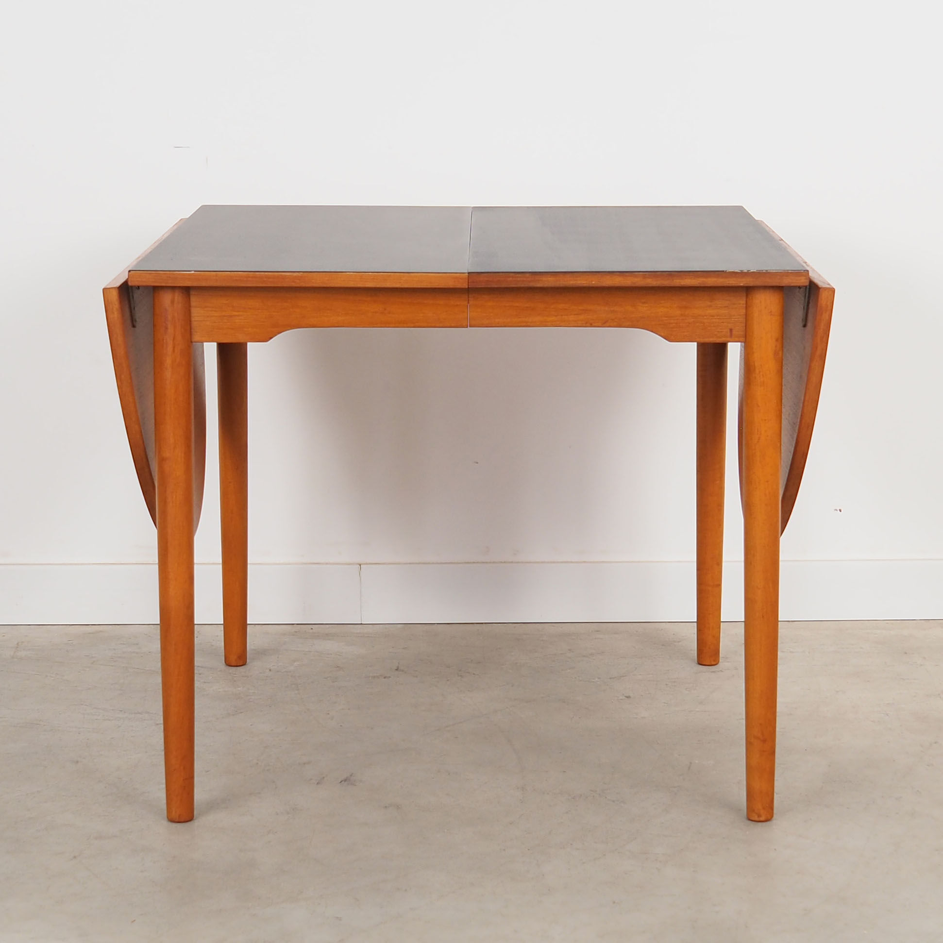 Table en teck, design danois, années 1970, production: Danemark