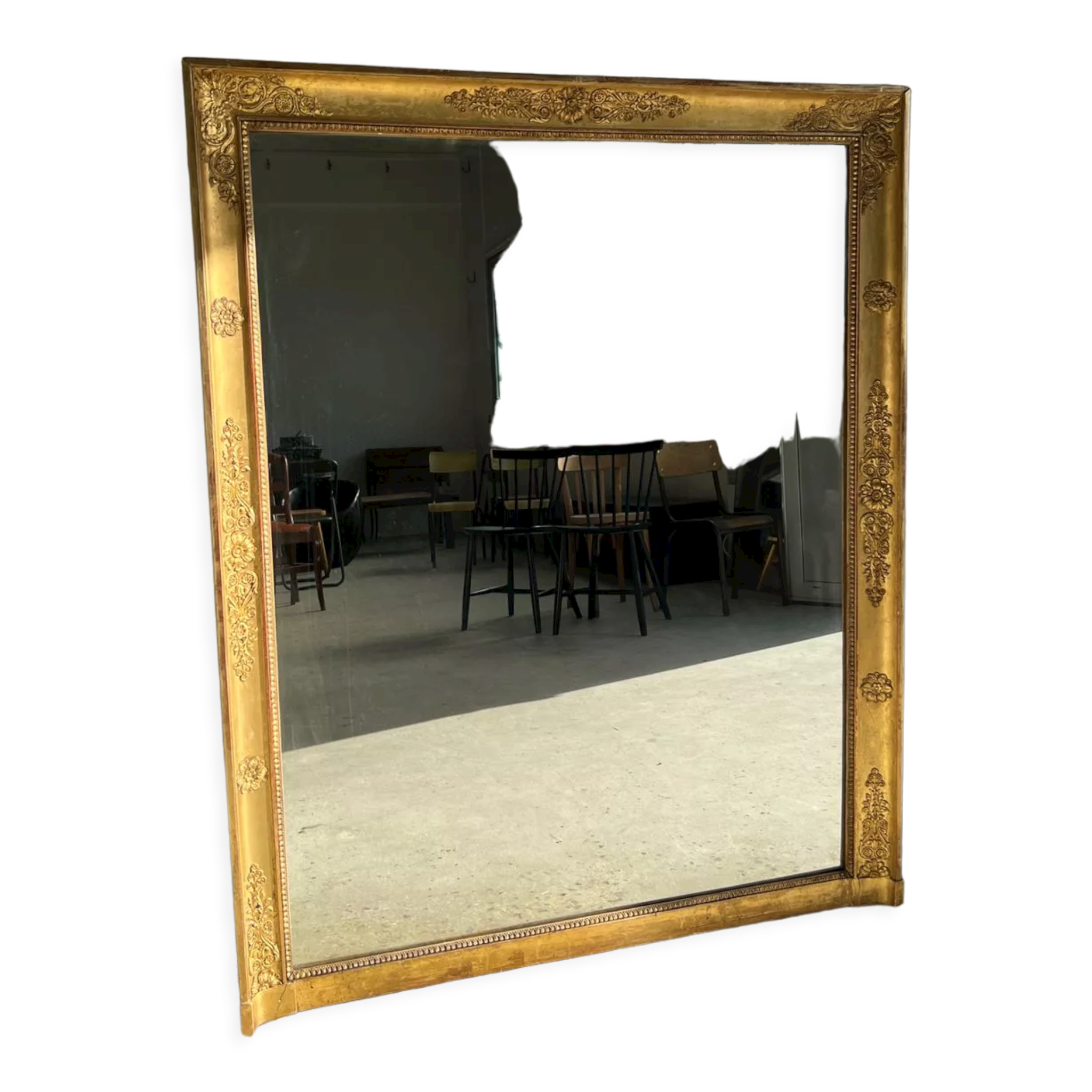 Miroir doré style Restauration à décor de palmettes étirées