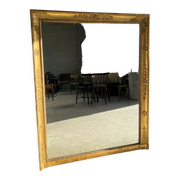 Miroir doré style Restauration à décor de palmettes étirées