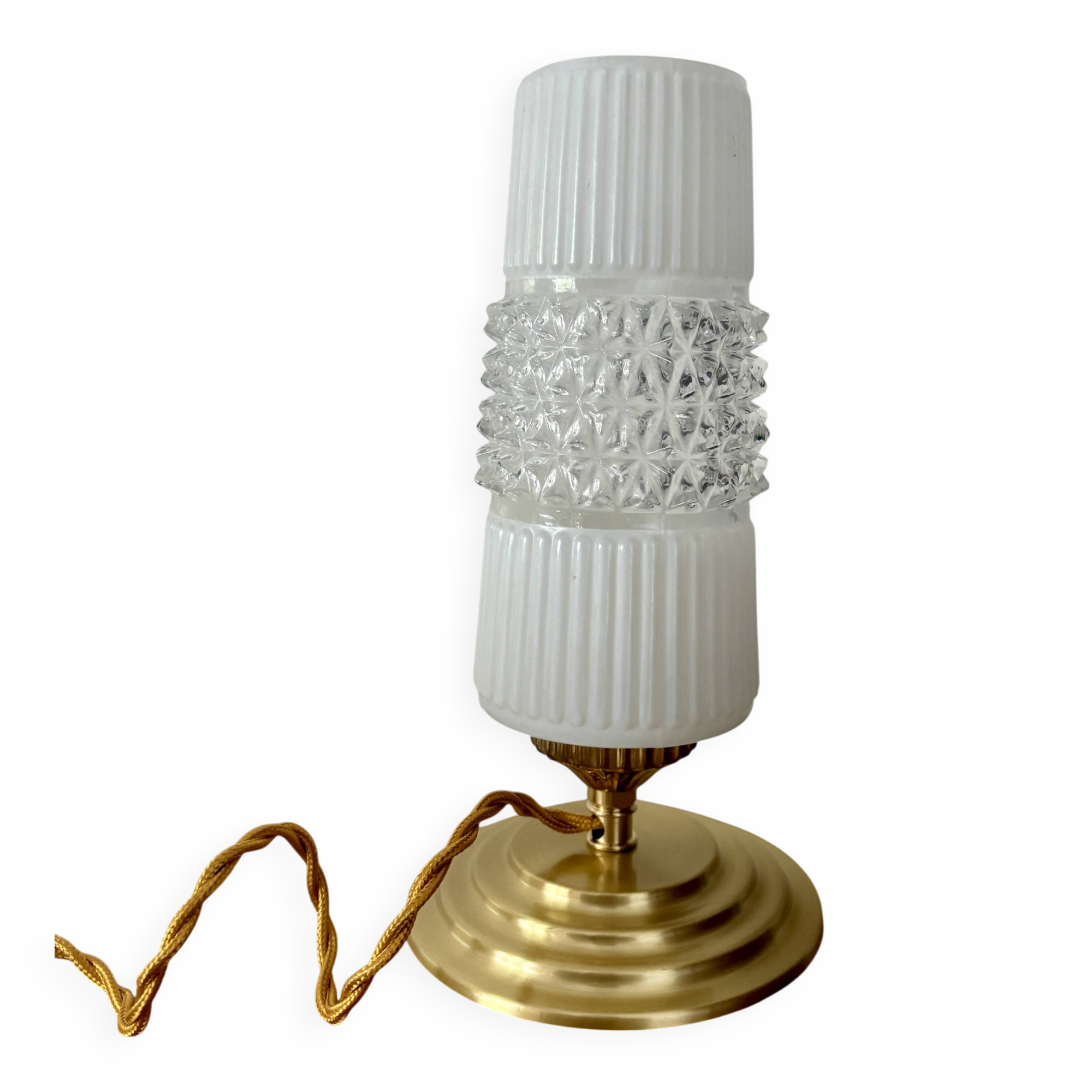 Vintage globe table lamp in glass and white opal.