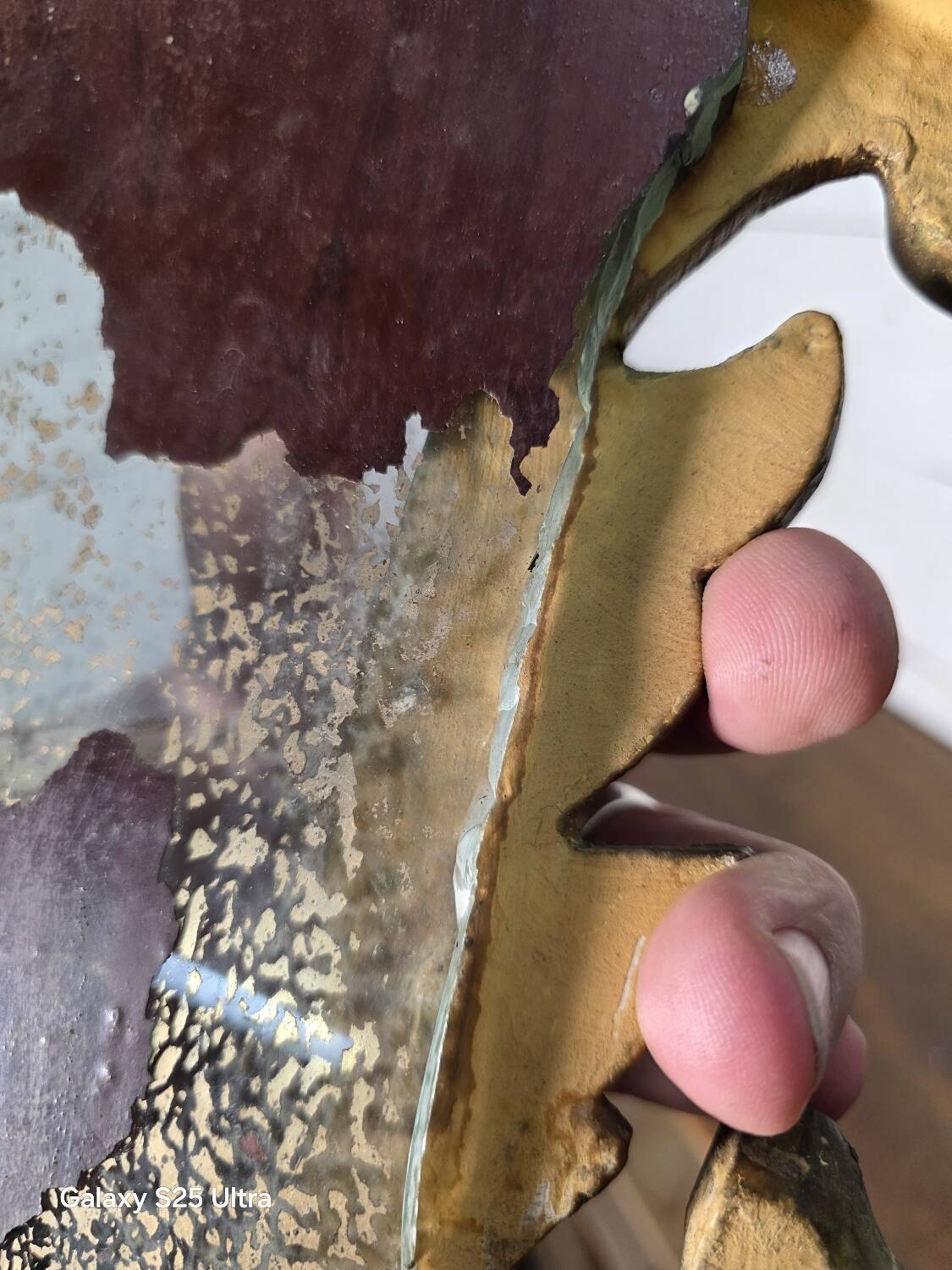 Italian mirror in gilded wood with gold leaf from the 18th century.