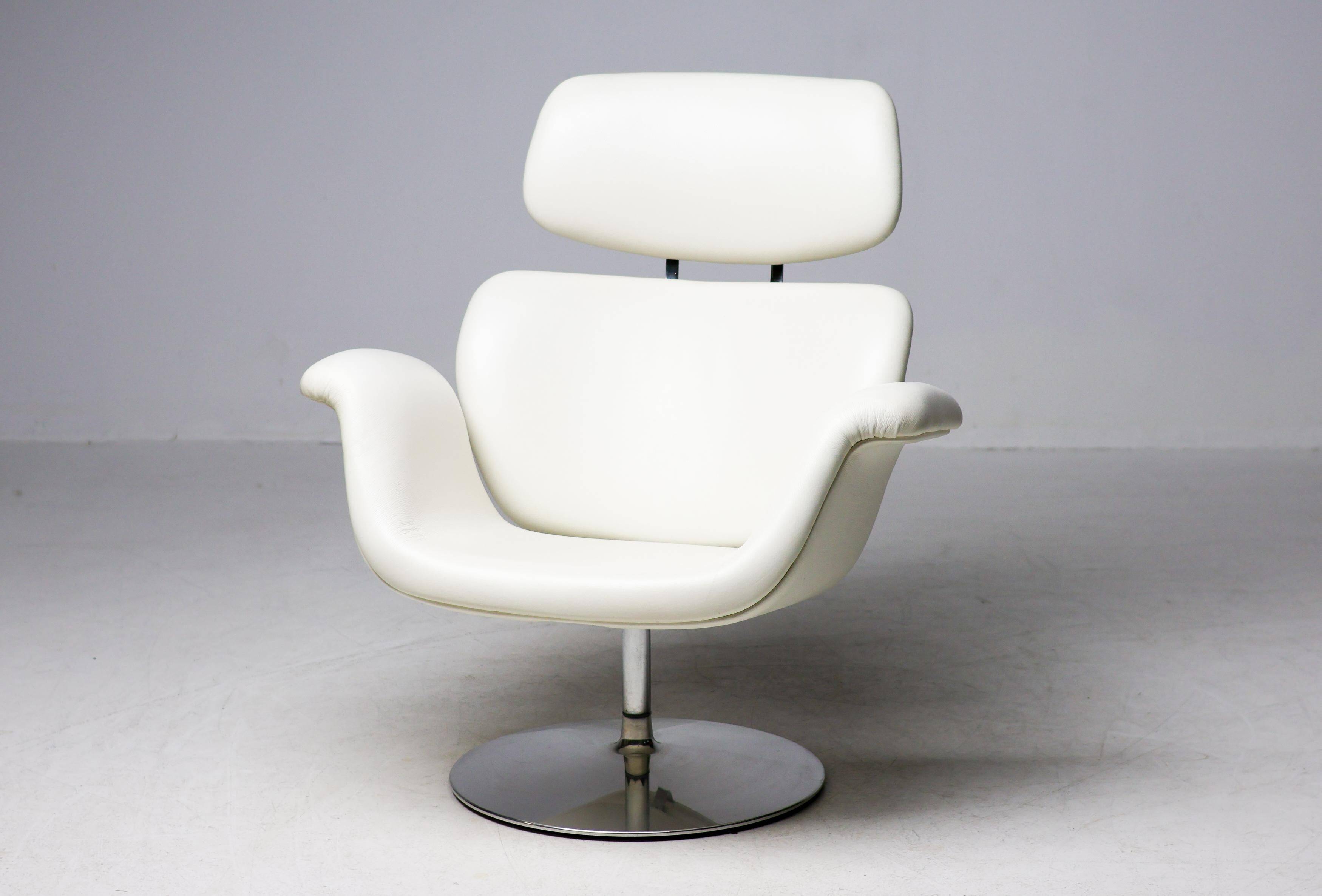 Artifort Tulip F545 Lounge Chair by Pierre Paulin, white leather