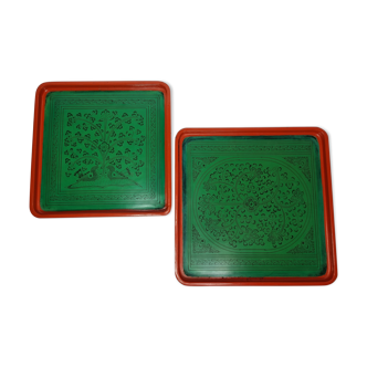 Set of two serving trays in vintage lacquer, 30 cm