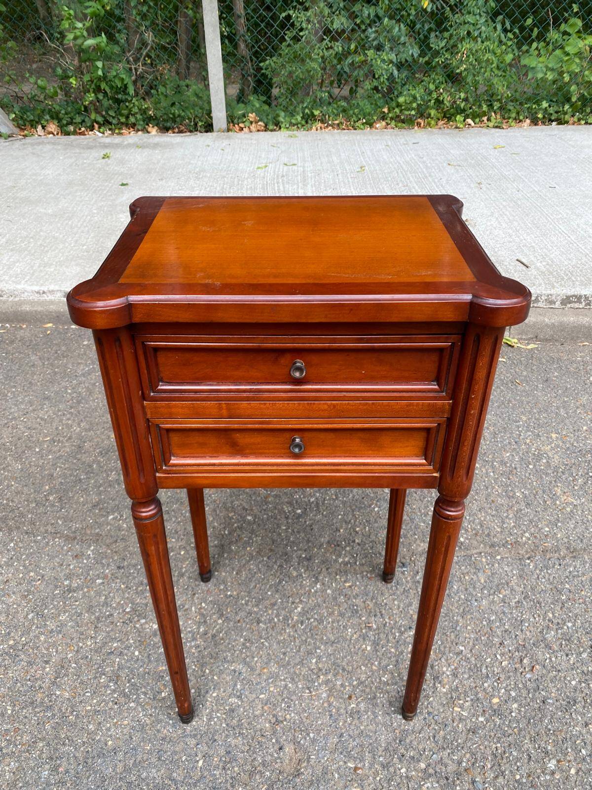 Table d'appoint chevet Style Louis XVI en merisier massif à cannelures 1960