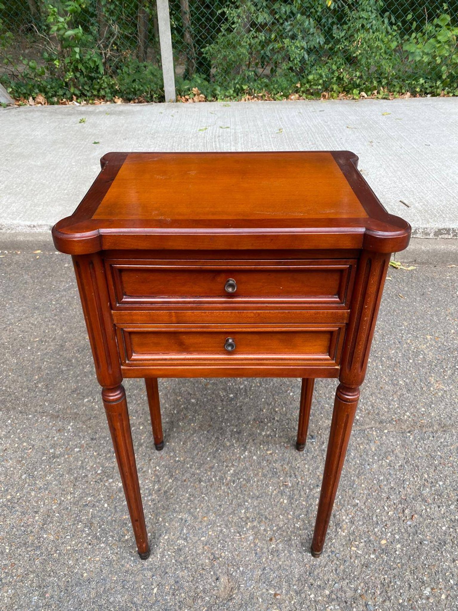 Table d'appoint chevet Style Louis XVI en merisier massif à cannelures 1960