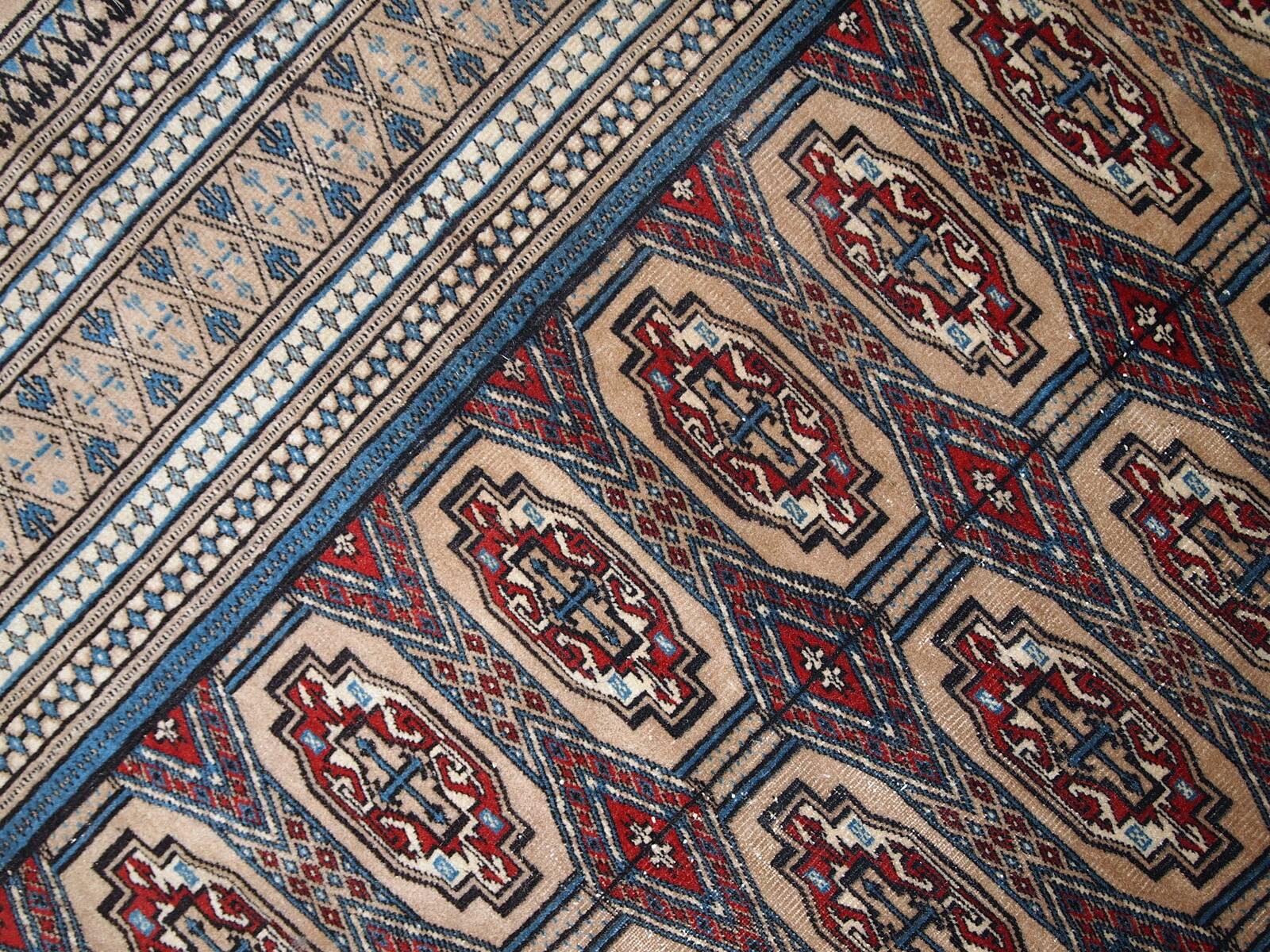 Tapis Vintage Bukhara en Laine, Années 1960, Élégance Traditionnelle