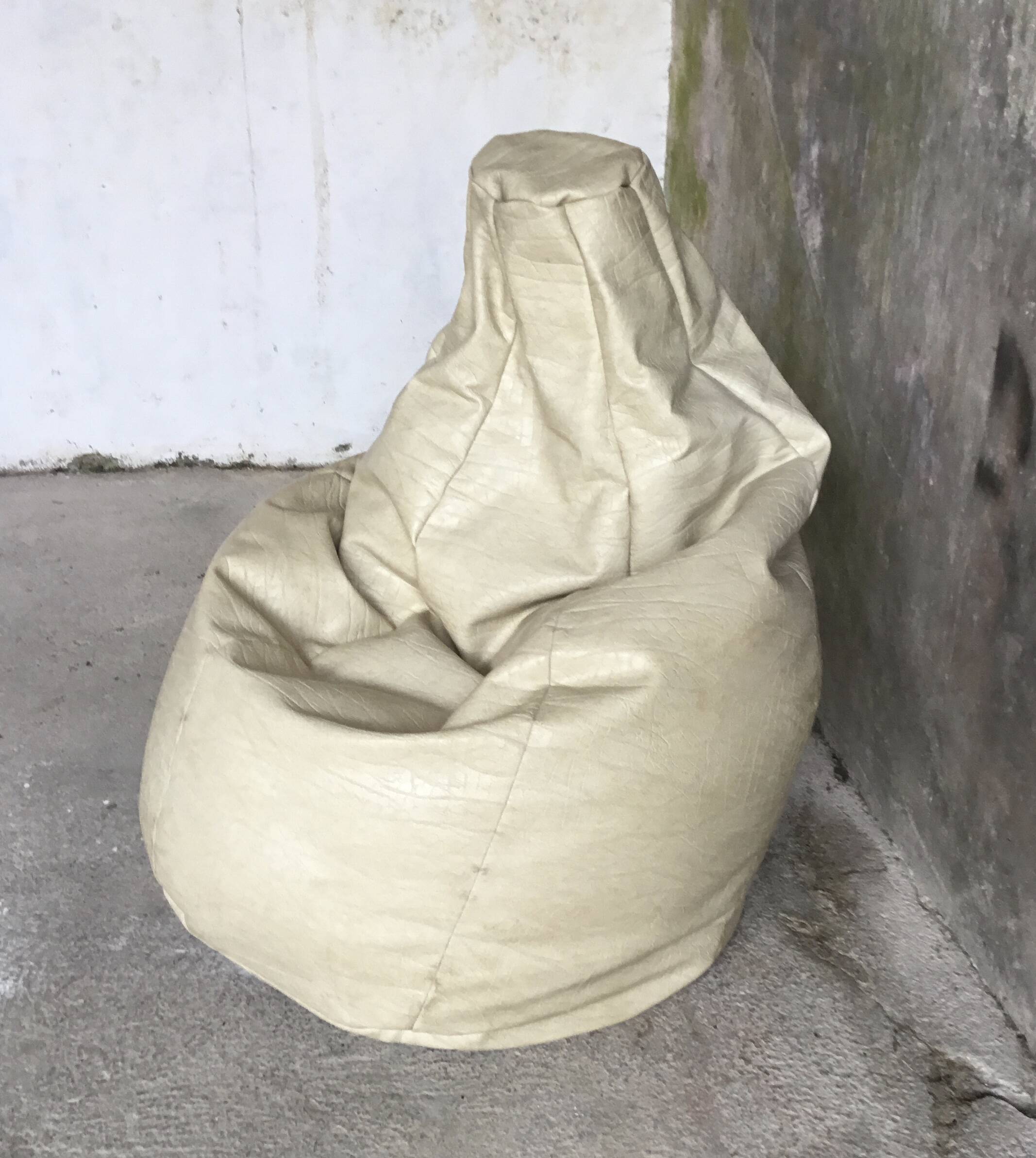 Pear-shaped armchair or pouf - vintage design 1980